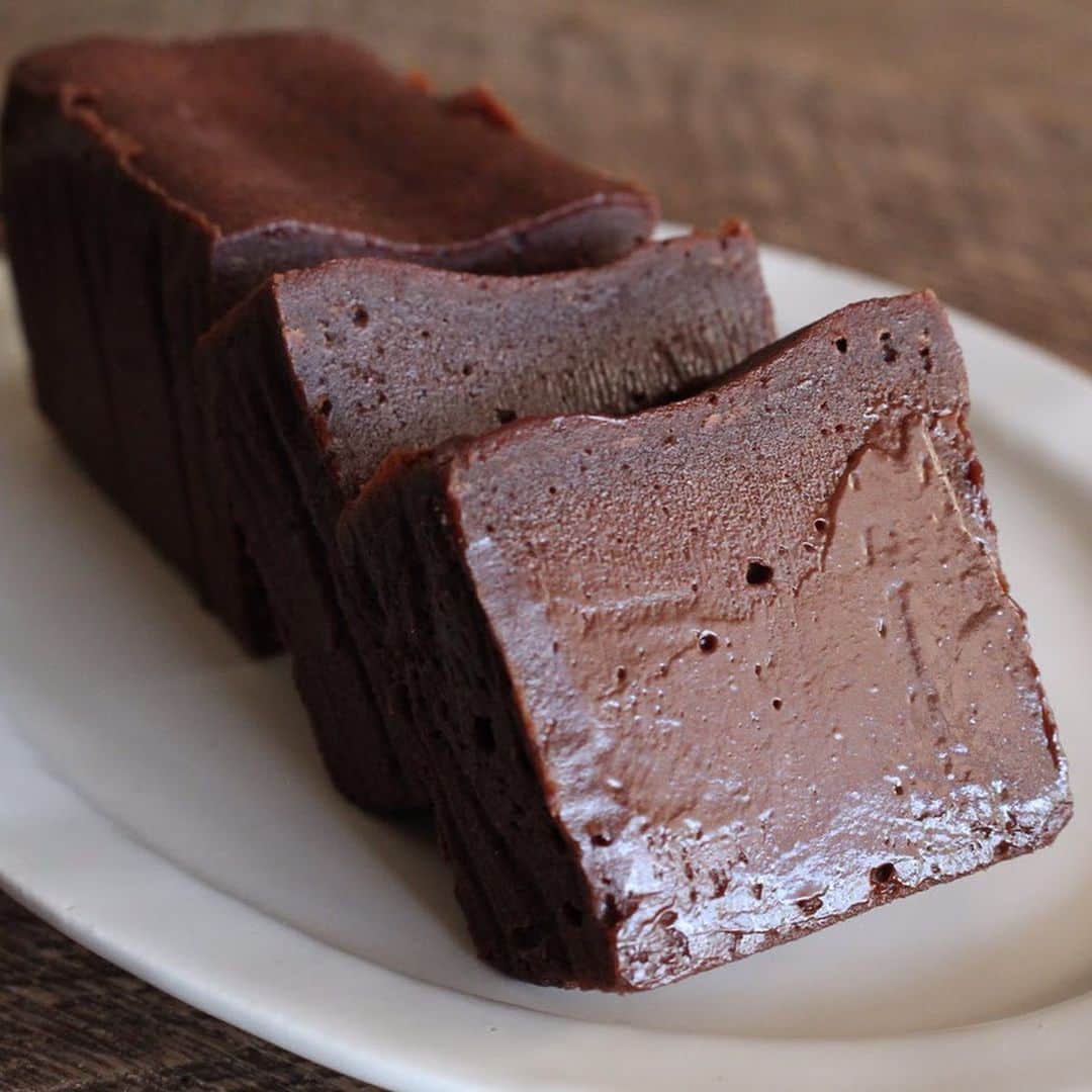 のインスタグラム：「【手紙社オンラインショップ：プレミアムチョコレートケーキ、チーズケーキ販売中です！】 ねっとりと濃厚、カカオの深い香りが鼻を抜けるプレミアムチョコレートケーキと、コクとクリーミーさを追求しラム酒を効かせた少し大人なチーズケーキ。イラストレーターYunosukeさんにデザインしていただいた素敵な化粧箱に入れてお送りする、手紙舎の2大定番デザートはいかがでしょうか？こちらは数量限定となります。売切れの際はご了承下さいませ。  2021.1.29  ＃手紙社＃手紙舎＃tegamisha#チョコレートケーキ＃チーズケーキ」