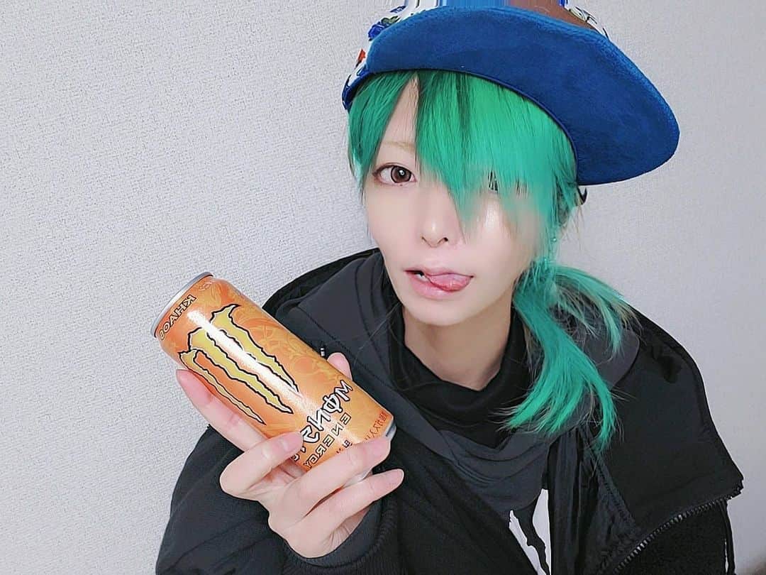 杉浦アヤカのインスタグラム：「髪色変えれるアプリで変えたら違和感無かった(笑)🍏🐝⋆︎*ﾟこんな派手カラーもどうかな？  #派手髪 #緑カラー #アプリ #原宿系 #ジェンダーレス #中性」