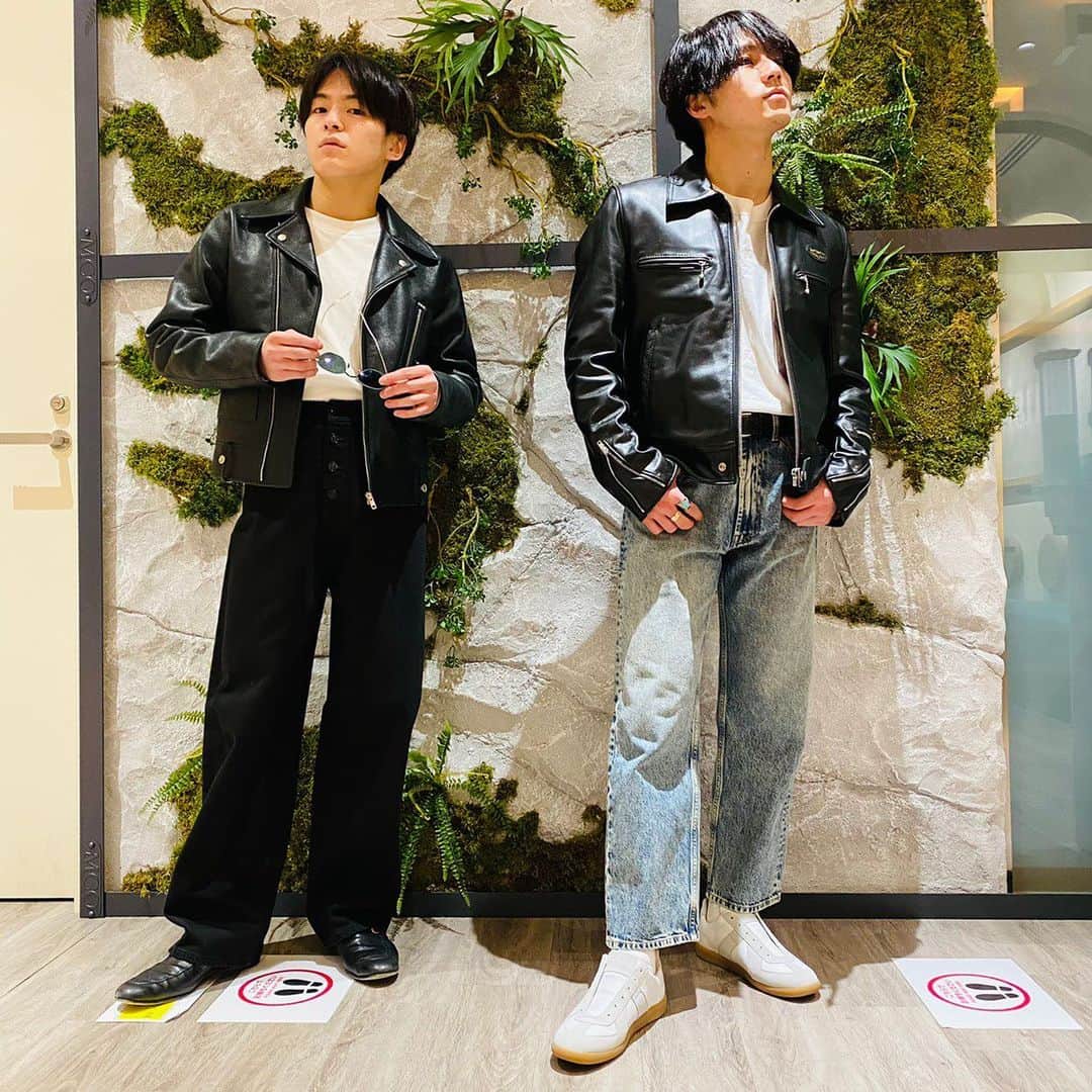 Travis Japan（トラジャ）さんのインスタグラム写真 - (Travis Japan（トラジャ）Instagram)「﻿ ライダース兄弟。﻿ ﻿ Leather jacket brothers.﻿ ﻿ Photo by Chaka﻿ ﻿ #OSHAREに生きて松﻿ #双子コーデ﻿ #松松﻿ #Johnnys#TravisJapan」1月29日 19時24分 - travis_japan_official