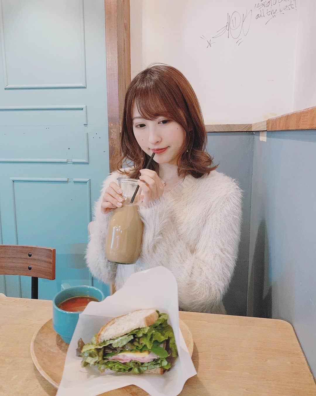 小桃音まいさんのインスタグラム写真 - (小桃音まいInstagram)「🥪. . 載せてなかった自粛前に. 松濤カフェでランチしたときの❤︎. . 髪の毛を巻くとお姉さんみが強い…. . 早くまたいろんなカフェ行きたいなぁ💭.」1月29日 19時24分 - kotonemai0824