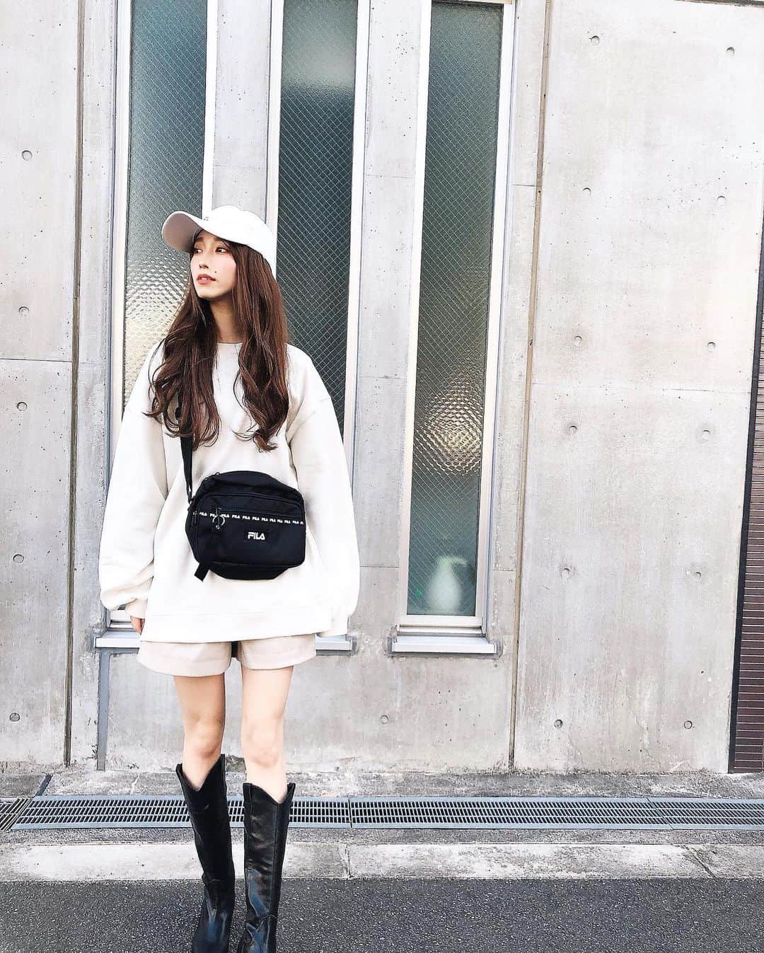 白岩まちこのインスタグラム：「≫≫📣...お知らせ ㅤㅤㅤㅤㅤㅤㅤㅤㅤㅤㅤㅤㅤ ㅤㅤㅤㅤㅤㅤㅤㅤㅤㅤㅤㅤ  みんなにお知らせ...😍‼️  ㅤㅤㅤㅤㅤㅤㅤㅤㅤㅤㅤㅤㅤ 今日１月２９日、２１:００〜 インスタLiveします👩🏻‍🦰🎙  ㅤㅤ  ㅤㅤㅤㅤㅤㅤㅤㅤㅤㅤㅤㅤㅤ ( ⚠️ 画面をTapすると通知いくように設定できるよ❤️) ㅤㅤㅤㅤㅤㅤㅤㅤㅤㅤㅤㅤㅤ ㅤㅤㅤㅤㅤㅤㅤㅤㅤㅤㅤㅤㅤ ㅤㅤㅤㅤㅤㅤㅤㅤㅤㅤㅤㅤㅤ ㅤㅤㅤㅤㅤㅤㅤㅤㅤㅤㅤㅤㅤ  なんと‼️ 資生堂さんとPanasonicさんとのコラボライブ🎙🎶 ㅤㅤㅤㅤㅤㅤㅤㅤㅤㅤㅤㅤㅤ ㅤㅤㅤㅤㅤㅤㅤㅤㅤㅤㅤㅤㅤ 前回大好評で、なんと第二段が決定しました🥺💓 ㅤㅤㅤㅤㅤㅤㅤㅤㅤㅤㅤㅤㅤ  みんなのおかげや〜🥺‼️ 本当にありがとうぅぅー😆✨ ㅤㅤㅤㅤㅤㅤㅤㅤㅤㅤㅤㅤㅤ ㅤㅤㅤㅤㅤㅤㅤㅤㅤㅤㅤㅤㅤ ㅤㅤㅤㅤㅤㅤㅤㅤㅤㅤㅤㅤㅤ 今回のライブは、マスク生活が続いてる今、 一番気になる《目元》について👀✨ ㅤㅤㅤㅤㅤㅤㅤㅤㅤㅤㅤㅤㅤ ㅤㅤㅤㅤㅤㅤㅤㅤㅤㅤㅤㅤㅤ  《目元のケアと眉メイクのレッスン》を プロの方に教えてもらいながらやっていくよ👩🏼‍🏫✨ ㅤㅤㅤㅤㅤㅤㅤㅤㅤㅤㅤㅤㅤ  ㅤㅤㅤㅤㅤㅤㅤㅤㅤㅤㅤㅤㅤ みんなもアイブロウパウダーとか用意して 一緒にやっていこう💻( オンラインレッスン風  ㅤㅤㅤㅤㅤㅤㅤㅤㅤㅤㅤㅤ ㅤㅤㅤㅤㅤㅤㅤㅤㅤㅤㅤㅤㅤ  マスク生活で目元や眉メイクのお悩み相談を受けることが多かったから、みんなの参考になるライブにしたいと思ってる☺️🌿  コメントを読んでいきながら進めていくので、 みんな沢山コメントしてね😍！！ ㅤㅤㅤㅤㅤㅤㅤㅤㅤㅤㅤㅤㅤ ㅤㅤㅤㅤㅤㅤㅤㅤㅤㅤㅤㅤㅤ ㅤㅤㅤㅤㅤㅤㅤㅤㅤㅤㅤㅤㅤ ㅤㅤㅤㅤㅤㅤㅤㅤㅤㅤㅤㅤㅤ みんなとワイワイお話出来るの楽しみにしてる❤️  ㅤㅤㅤㅤㅤㅤㅤㅤㅤㅤㅤㅤㅤ ㅤㅤㅤㅤㅤㅤㅤㅤㅤㅤㅤㅤㅤ ㅤㅤㅤㅤㅤㅤㅤㅤㅤㅤㅤㅤㅤ ちなみにお洋服は、  ㅤㅤㅤㅤㅤㅤㅤㅤㅤㅤㅤㅤㅤ  ㅤㅤㅤㅤㅤㅤㅤㅤㅤㅤㅤㅤㅤ 𝘗𝘢𝘳𝘬𝘦𝘳  @grl_official 𝘣𝘰𝘵𝘵𝘰𝘮  @grl_official 𝘣𝘰𝘰𝘵𝘴　  @amail_official 𝘣𝘢𝘨　　  @grl_official  ㅤㅤㅤㅤㅤㅤㅤㅤㅤㅤㅤㅤㅤㅤㅤㅤㅤㅤㅤㅤㅤㅤㅤ ㅤㅤㅤㅤㅤㅤㅤㅤㅤㅤㅤㅤㅤ ㅤㅤㅤㅤㅤㅤㅤㅤㅤㅤㅤㅤㅤ ㅤㅤㅤㅤㅤㅤㅤㅤㅤㅤㅤㅤㅤ パーカーはちゃかり裏起毛になってて、 薄いけど暖かい🦊🧶 ㅤㅤㅤ ㅤㅤㅤㅤㅤㅤㅤㅤㅤㅤㅤㅤㅤ  春にも使える🤭🌸 ㅤㅤㅤㅤㅤㅤㅤㅤㅤㅤㅤㅤㅤ ㅤㅤㅤㅤㅤㅤㅤㅤㅤㅤㅤㅤㅤ  ㅤㅤㅤㅤㅤㅤㅤㅤㅤㅤㅤㅤㅤ ゆにのお散歩だったり、 ちょっとそこまで🚶‍♀️って時はこんぐらいカジュアル🙋🏻‍♀️✨ ㅤㅤㅤㅤㅤㅤㅤㅤㅤㅤㅤㅤㅤㅤㅤㅤㅤㅤㅤㅤㅤㅤㅤㅤㅤㅤ ㅤㅤㅤㅤㅤㅤㅤㅤㅤㅤㅤㅤㅤ ㅤㅤㅤㅤㅤㅤㅤㅤㅤㅤㅤㅤㅤ ㅤㅤㅤㅤㅤㅤㅤㅤㅤㅤㅤㅤㅤ ㅤㅤㅤㅤㅤㅤㅤㅤㅤㅤㅤㅤㅤ  ㅤㅤㅤㅤㅤㅤㅤㅤㅤㅤㅤㅤㅤ ㅤㅤㅤㅤㅤㅤㅤㅤㅤㅤㅤㅤㅤ #カジュアルコーデ#カジュアル #パーカー女子#パーカー#パーカーコーデ #冬コーデ#プチプラ#プチプラファッション #きょコ#冬ファッション#大人コーデ #今日のコーディネート#冬ファッション #ファッションコーデ#grl#グレイル #ショートパンツ#ショーパン#ロングブーツ #大人可愛い#大人カジュアル#大人女子 #キャップ#キャップ女子#キャップ #インスタライブ」