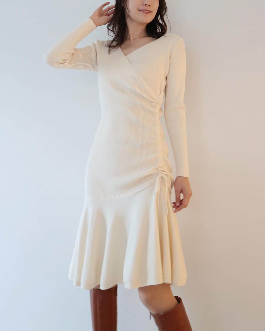 デュラスアンビエントのインスタグラム：「JANUARY NEW ARRIVAL ▫️ 𝗗𝗿𝗮𝘄𝘀𝘁𝗿𝗶𝗻𝗴 𝗴𝗮𝘁𝗵𝗲𝗿 𝗸𝗻𝗶𝘁 𝗼𝗻𝗲𝗽𝗶𝗲𝗰𝗲  〈Ivory,Black〉 ドローストリングデザインをボディサイドに施した、ニットワンピース。 やわらかなリブニット素材でリラックスした着心地。 サイドのドローストリングは調整ができ、女性らしさを演出しながら、メリハリのあるスタイリングに仕上げてくれます。 胸元はカシュクール仕様でデコルテをすっきりと美しく。 動く度に揺れる裾のフレアは優雅でエレガントな雰囲気を漂わせます。 いつものニットワンピースもどこかこなれた印象に。 楽なのに１枚で決まる女っぽさ溢れる魅力的なワンピース。  _____________________________________ www.ambient-online.com @ambientofficial @ambient_ariake @ambient_yurakucho @ambient.opa #アンビエント#ambient_official  #coordinate #styling #21SS #chic」