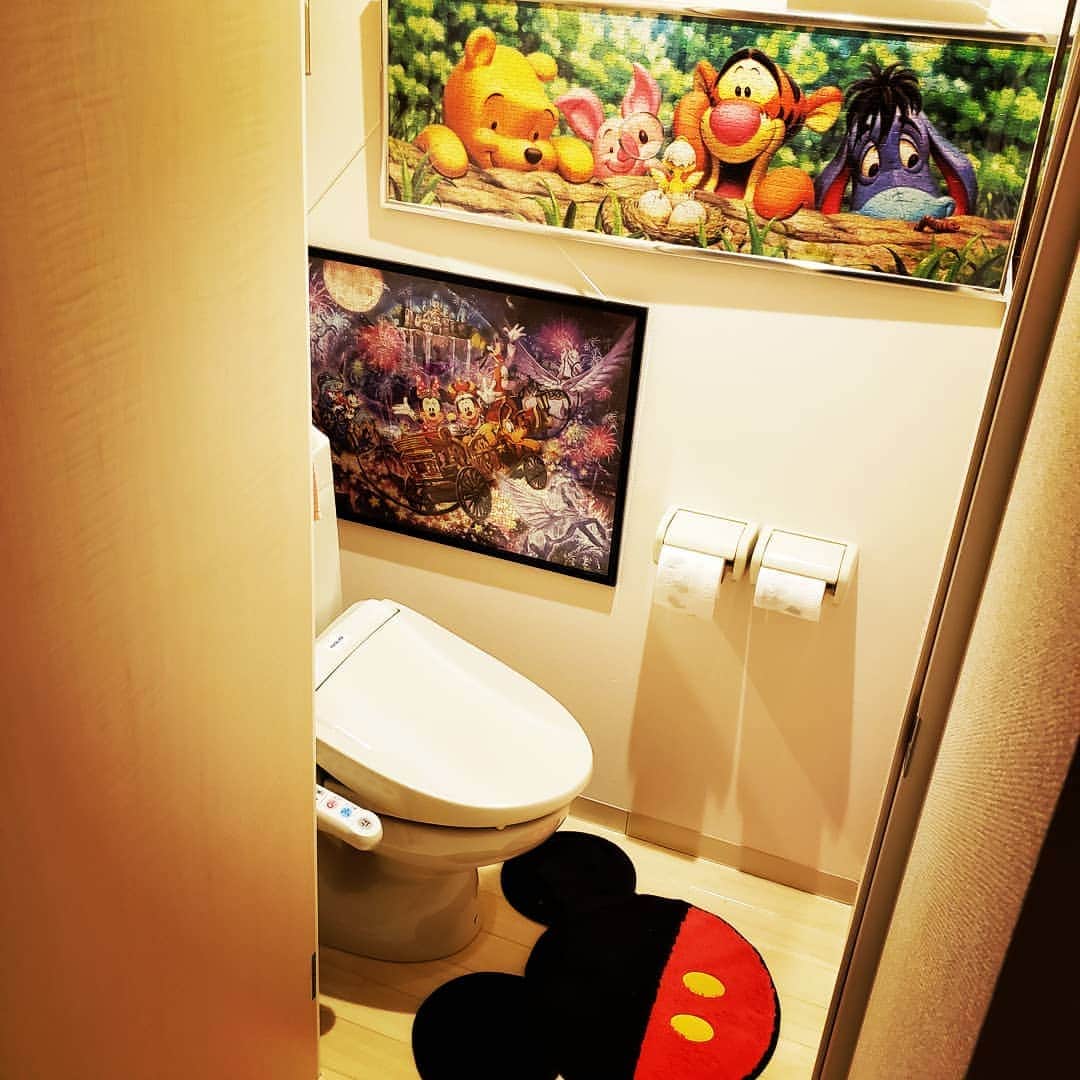 Seiji＠きたくぶのインスタグラム：「新居のトイレが片付いた！ の巻w  #ディズニー #パズル #Disney」