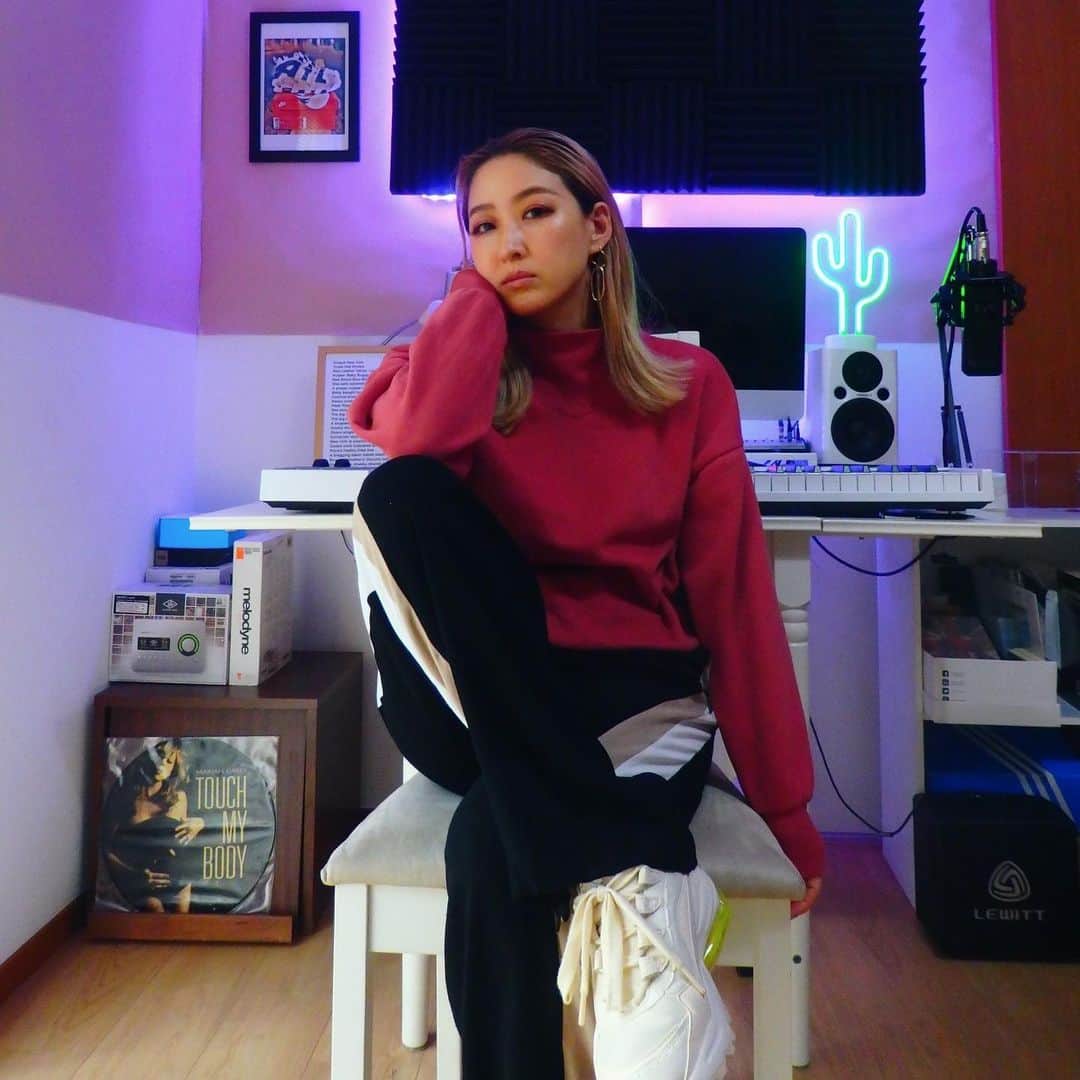 jyA-Me（ヤミー）のインスタグラム：「✨🙏🏽🎂🙏🏽✨ 遅ればせながら改めまして、 バースデーメッセージくださった皆さん、 どうもありがとうございます☺️❤️❤️❤️ 誕生日を機に、My STUDIOをアップグレード してみました⬆️✨✨✨ やはり新しい機材はテンション上がりますな😍 マイペースな私ですが、 これからも頑張っていきますので、 よろしくお願いします🙋🏼‍♀️💕 . 本日20時頃からインスタライブもするので、 質問やコラボなどお待ちしてまーす💋 . #Thankyou#mybirthday #産んでくれてありがとうの日 #Newstudio #やはり配線がどう見えないかを工夫するのが大変」