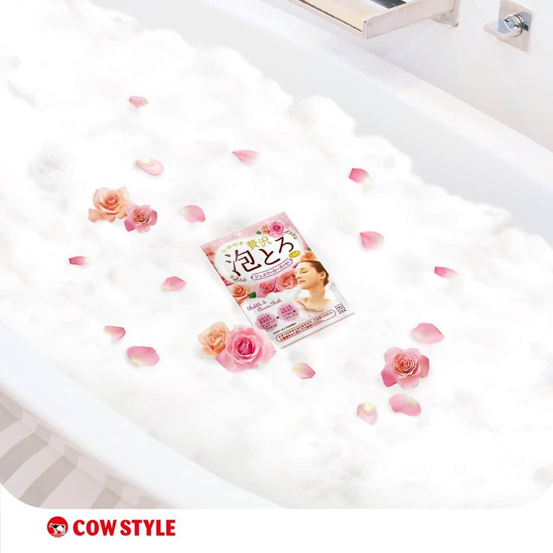 COWSTYLEIDのインスタグラム：「Aroma mawar yang elegan akan membuat kamu merasa romantis. Awatoro Bath Additives mengandung bahan pelembab yang halus dari ekstrak rosehip & multiflora rose oil. ⠀⠀⠀⠀⠀⠀⠀⠀⠀ - Formula bubble keep menghadirkan busa melimpah yang tahan lama - Kandungan Collagen & Hyaluronic Acid akan menjaga kelembaban & merawat kulit cantikmu ⠀⠀⠀⠀⠀⠀⠀⠀⠀ Ini 3 langkah mudah membuat foam dengan Awatoro: 1. Isi bathtub dengan air panas sampai ketinggian 5 cm, masukkan Awatoro sambil diaduk rata. 2. Lanjutkan menuangkan air panas dari keran shower ke dalam bak mandi dengan tekanan air yang kuat 3. Ketika air panas mencapai ketinggian yang diinginkan, aduk dengan tangan untuk ekstra busa  ⠀⠀⠀⠀⠀⠀⠀⠀⠀ Voila! Selamat berendam di Jumat malam 💕   #awatoro #cowbrand #cowstyleindonesia #bathadditive #bathbomb」