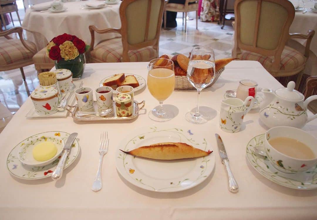 cieltripさんのインスタグラム写真 - (cieltripInstagram)「食べる前から幸せになる朝食😋  #lebristolparis #lebristol #theleadinghotelsoftheworld #ホテルの朝食 #ホテル朝食 #フランスパン #おひとりさま#oetkercollection #ラグジュアリーホテル #パンが好き #パン好き」1月29日 19時38分 - cieltrip
