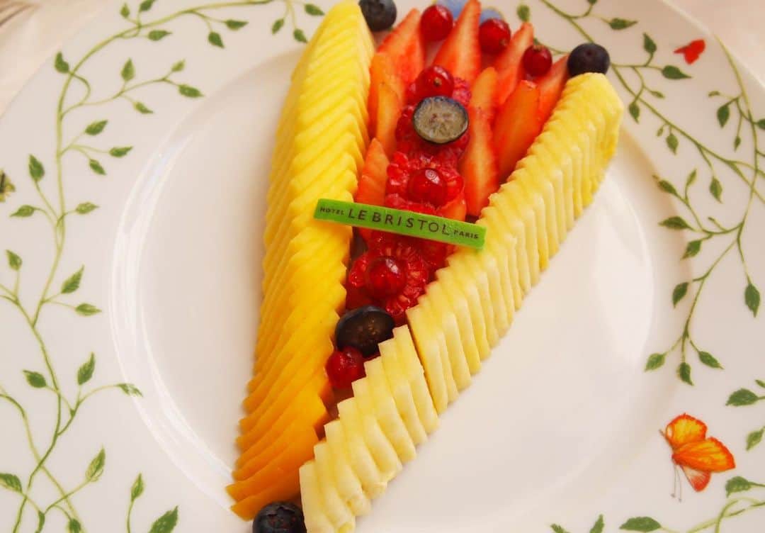 cieltripさんのインスタグラム写真 - (cieltripInstagram)「食べる前から幸せになる朝食😋  #lebristolparis #lebristol #theleadinghotelsoftheworld #ホテルの朝食 #ホテル朝食 #フランスパン #おひとりさま#oetkercollection #ラグジュアリーホテル #パンが好き #パン好き」1月29日 19時38分 - cieltrip