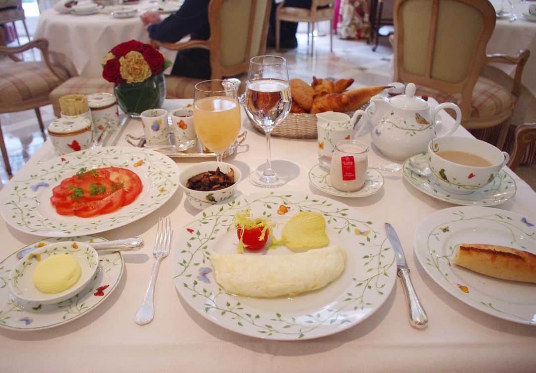 cieltripのインスタグラム：「食べる前から幸せになる朝食😋  #lebristolparis #lebristol #theleadinghotelsoftheworld #ホテルの朝食 #ホテル朝食 #フランスパン #おひとりさま#oetkercollection #ラグジュアリーホテル #パンが好き #パン好き」