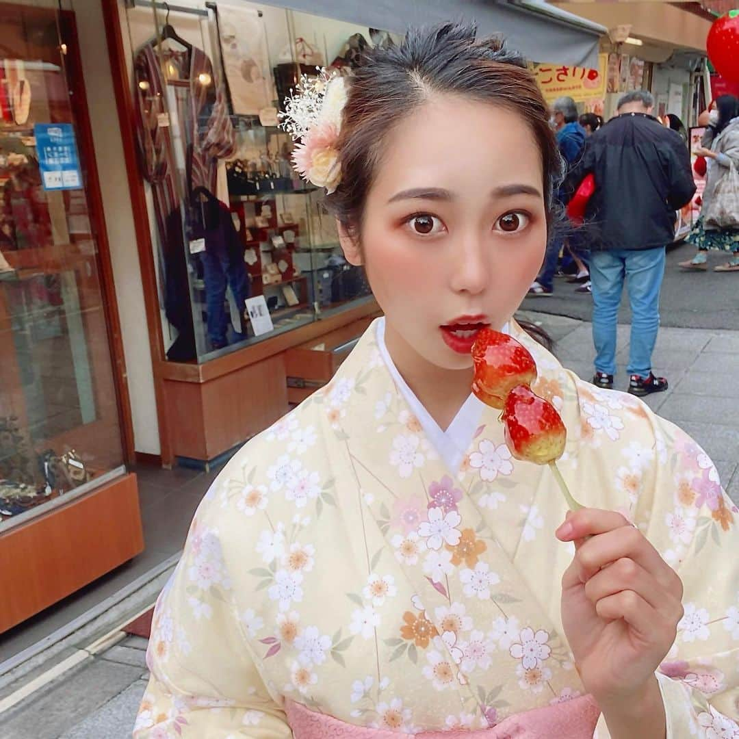 小西陽向のインスタグラム：「大好きないちご飴🍓🍬 コロナでお祭りがないから、なかなか出会えない…🥲 . . . #神戸　#セレッソ大阪応援ナビゲーター　 #関西　#インフルエンサー　#お洒落さんと繋がりたい　#美容　#エステ　#神戸女子 #女子大生 #セレッソ大阪　#セレサポ　#セレ女　#jリーグ　#model #関西モデル　#スポーツ女子　#空手　#器械体操　#空手女子　#jリーグ　#jリーグ好きな人と繋がりたい #浅草　#着物　#浅草着物レンタル #浅草食べ歩き #浅草　#東京　#東京観光　#いちご　#いちご飴」