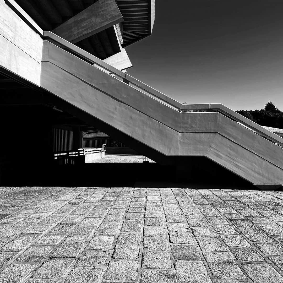 naotakeのインスタグラム：「競技場 - A stadium / iPhone 12 Pro Max & Snapseed, 20210130 . . 宵のマックはいろんな人のるつぼ。 . . #spicollective #royalsnappingartists #infamous_family #rsa_main #infinity_photo_cult #jp_gallery_member #jp_gallery_bnw #trb_bnw #wp_bnw  #bnw_life #bnwlife_member #bnw_life_shots #bnw_captures #world_bnw #top_bnw #team_jp_ #team_jp_モノクロ #ig_energy_bw #ig_nihon #streetphotographybnw #igersjp #blackandwhite #bnw #bnwphoto #monochrome #bw #bnwphotography #ShotOniPhone #shotoniphone12promax」