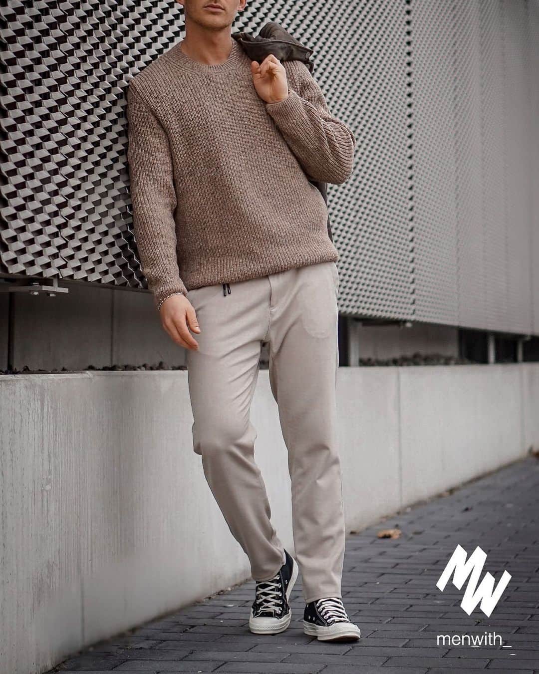 Men Withのインスタグラム：「Very nice photo of our dear friend @iamluca.z_ 👌🏽 #menwithstreetstyle」