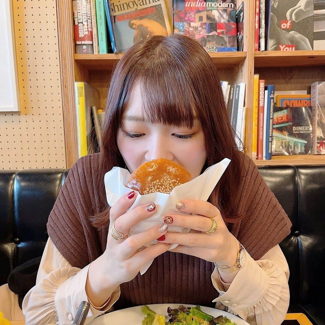 橋本紗奈さんのインスタグラム写真 - (橋本紗奈Instagram)「アボガドチーズバーガーが食べたいっ🍔 . . . 最近食欲旺盛🥑 . #アボガドバーガー #チーズバーガー #アボガド #ハンバーガー #ハンバーガー巡り #表参道カフェ #表参道ランチ #表参道グルメ #アボカド #hamburger #avocado #omotesando #omotesandocafe」1月29日 19時52分 - hashimoto_sana