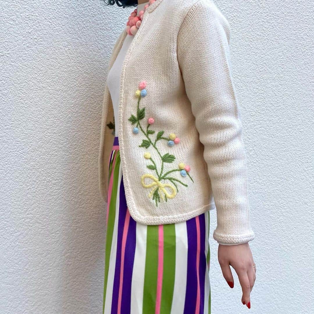 NUTTY Vintage&Collectibleのインスタグラム：「💐 Recommend Item 💐 ㅤㅤㅤㅤㅤㅤㅤㅤㅤㅤㅤㅤㅤ ☑︎vtg flower bouquet design cardigan ㅤㅤㅤㅤㅤㅤㅤㅤㅤㅤㅤㅤㅤ ぽこぽことした立体的なお花が春を先取りするブーケデザインのカーディガン。 ㅤㅤㅤㅤㅤㅤㅤㅤㅤㅤㅤㅤㅤ このあと21時よりオンラインストアにて入荷致します＊   styling by @nutty_aiko   🛒SELECT BOUTIQUE ONLINE STOREにてお買い求めいただけます🛒  ---------------------------------------------------- 💐Formal Fair 2021💐1/18(mon)~ ☑︎ヴィンテージジュエリーALL10%OFF  🚌送料無料🚌1/15(fri)~ ☑︎VINTAGE ONLINE STORE ¥10000以上 ☑︎SELECT BOUTIQUE ONLINE STORE ¥5000以上 お買い上げで全国一律送料無料！ （※ONLINE STORE/その他通販全て対象） ----------------------------------------------------」