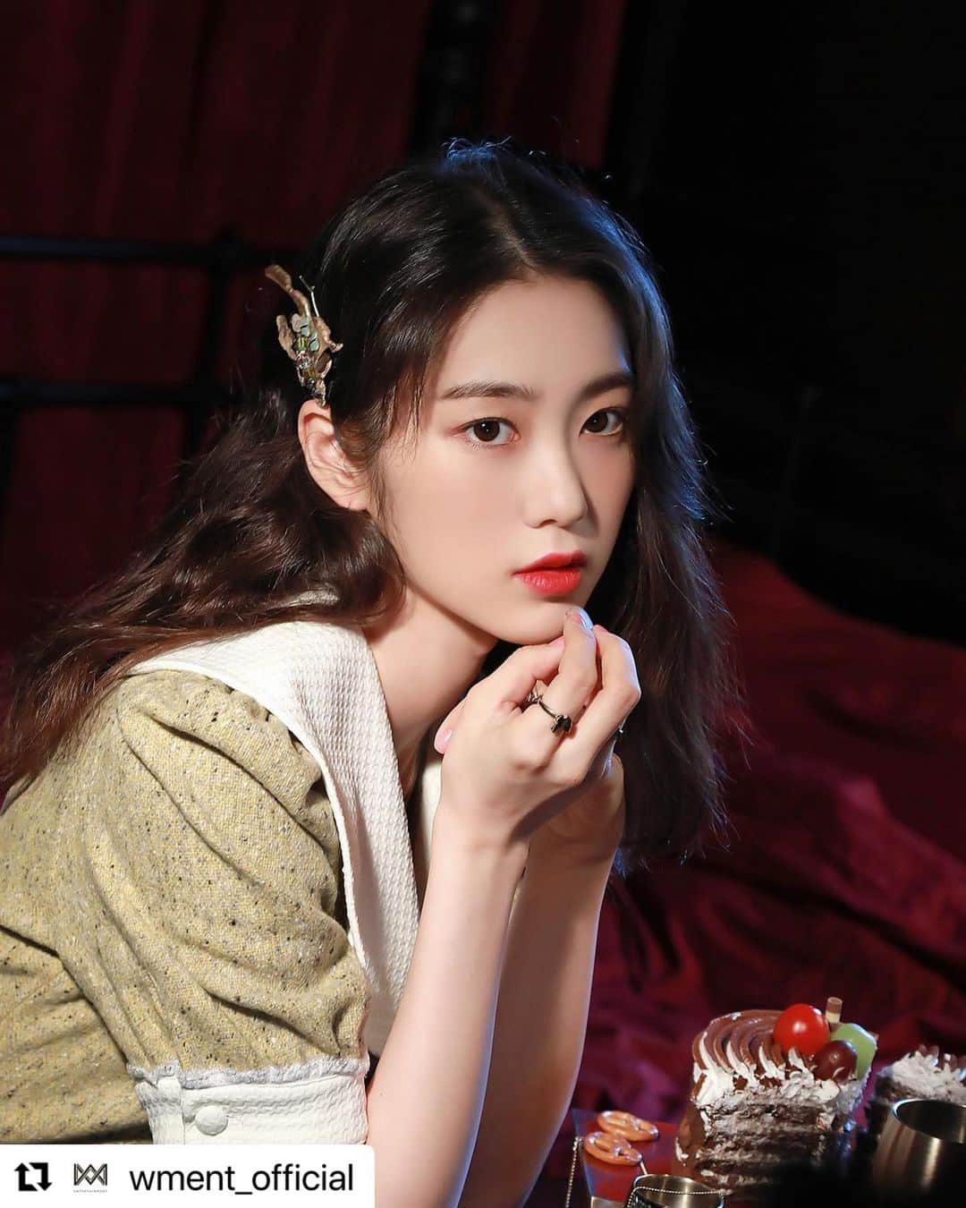 OH MY GIRLさんのインスタグラム写真 - (OH MY GIRLInstagram)「#Repost @wment_official ⠀ ‘지호’에게 빠질 준비되셨나요? ‘더 스타’ 화보 촬영 현장 비하인드! 포스트 미리보기🔍 ⠀ ➡️ naver.me/5xlhkLBj ⠀ 비하인드 스토리는 포스트를 통해 확인해주세요! 🎬 ⠀ #오마이걸 #OHMYGIRL #OMG #지호 ⠀」1月29日 19時44分 - wm_ohmygirl