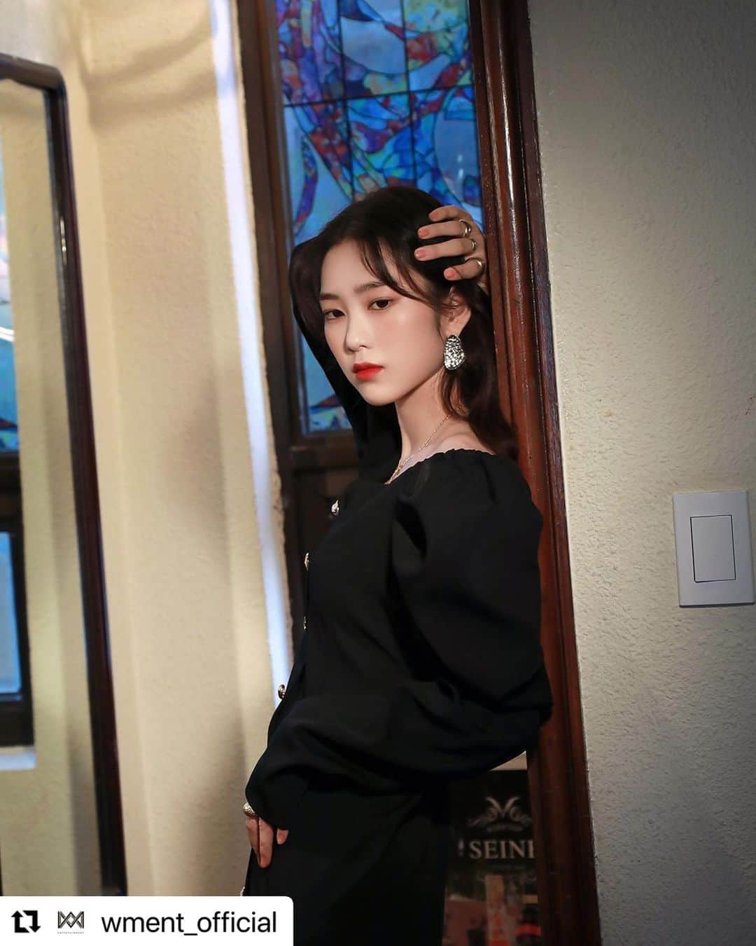 OH MY GIRLさんのインスタグラム写真 - (OH MY GIRLInstagram)「#Repost @wment_official ⠀ ‘지호’에게 빠질 준비되셨나요? ‘더 스타’ 화보 촬영 현장 비하인드! 포스트 미리보기🔍 ⠀ ➡️ naver.me/5xlhkLBj ⠀ 비하인드 스토리는 포스트를 통해 확인해주세요! 🎬 ⠀ #오마이걸 #OHMYGIRL #OMG #지호 ⠀」1月29日 19時44分 - wm_ohmygirl