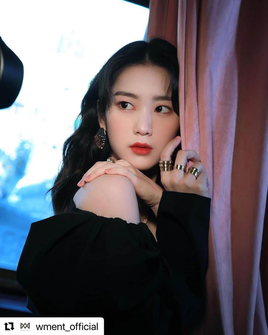 OH MY GIRLさんのインスタグラム写真 - (OH MY GIRLInstagram)「#Repost @wment_official ⠀ ‘지호’에게 빠질 준비되셨나요? ‘더 스타’ 화보 촬영 현장 비하인드! 포스트 미리보기🔍 ⠀ ➡️ naver.me/5xlhkLBj ⠀ 비하인드 스토리는 포스트를 통해 확인해주세요! 🎬 ⠀ #오마이걸 #OHMYGIRL #OMG #지호 ⠀」1月29日 19時44分 - wm_ohmygirl