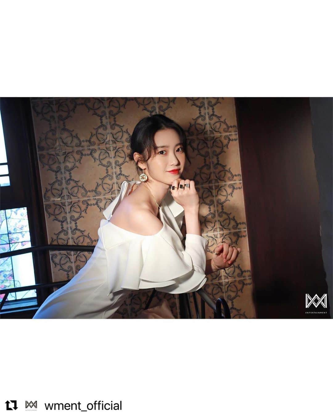 OH MY GIRLさんのインスタグラム写真 - (OH MY GIRLInstagram)「#Repost @wment_official ⠀ ‘지호’에게 빠질 준비되셨나요? ‘더 스타’ 화보 촬영 현장 비하인드! 포스트 미리보기🔍 ⠀ ➡️ naver.me/5xlhkLBj ⠀ 비하인드 스토리는 포스트를 통해 확인해주세요! 🎬 ⠀ #오마이걸 #OHMYGIRL #OMG #지호 ⠀」1月29日 19時44分 - wm_ohmygirl