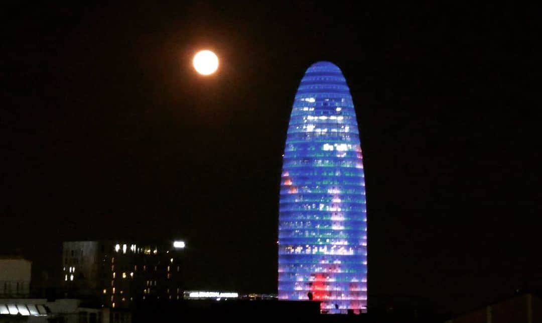 Alb Barcelona Football Academyさんのインスタグラム写真 - (Alb Barcelona Football AcademyInstagram)「🌝今日は満月🌝 . バルセロナから見る満月を！ . ちなみに一緒に写っている建物はバルセロナ水道会社のビル🏙 . 夜になるとビル全体がライトアップされ、とっっっっても綺麗です🙌 . . . #アルビレックス新潟 #バルセロナ #アルビバルセロナ #アルビレックス新潟バルセロナ  #サッカー #留学 #スポーツビジネス #指導者 #スペイン #スペイン語 #海外」1月29日 19時45分 - albirex_barcelona