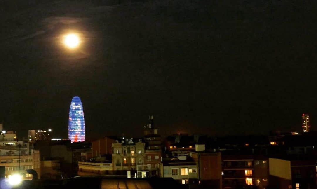 Alb Barcelona Football Academyさんのインスタグラム写真 - (Alb Barcelona Football AcademyInstagram)「🌝今日は満月🌝 . バルセロナから見る満月を！ . ちなみに一緒に写っている建物はバルセロナ水道会社のビル🏙 . 夜になるとビル全体がライトアップされ、とっっっっても綺麗です🙌 . . . #アルビレックス新潟 #バルセロナ #アルビバルセロナ #アルビレックス新潟バルセロナ  #サッカー #留学 #スポーツビジネス #指導者 #スペイン #スペイン語 #海外」1月29日 19時45分 - albirex_barcelona