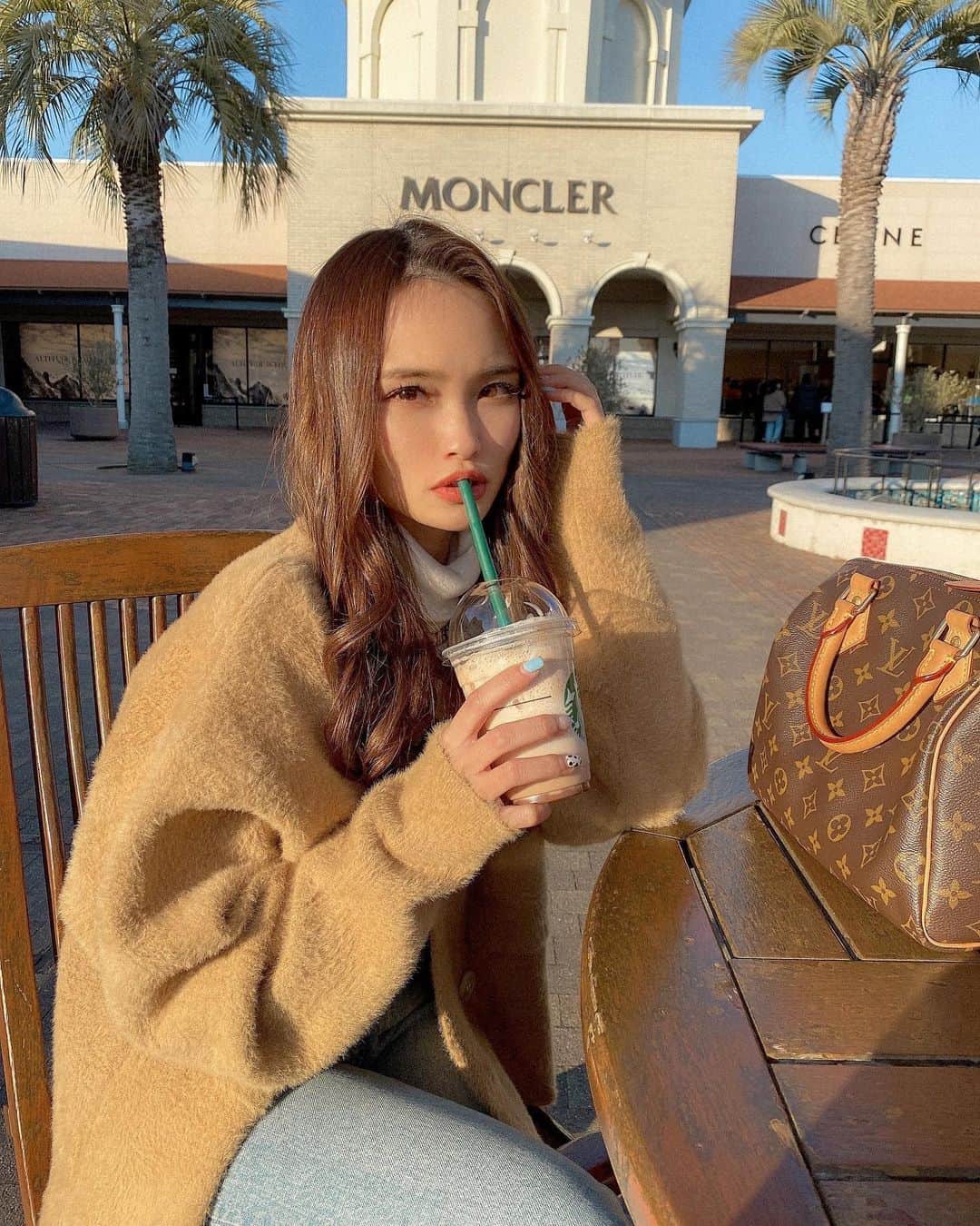 のインスタグラム：「. . 晴れてる時の夕陽めっちゃ好き🌤 すんごい眩しそうやけど💭笑 はやく前髪伸びひんかな〜😩 道のりだいぶ長いけど我慢我慢✂️ . . #夕陽 #アウトレット #お出かけコーデ #男の子ママ #ママコーデ #ママファッション #カーディガン #カーディガンコーデ #andj #ユニクロ #uniqlo #マウジー #moussy #ヴィトン #ヴィトンバッグ #louisvuitton #ootd #code #outfit #fashion」