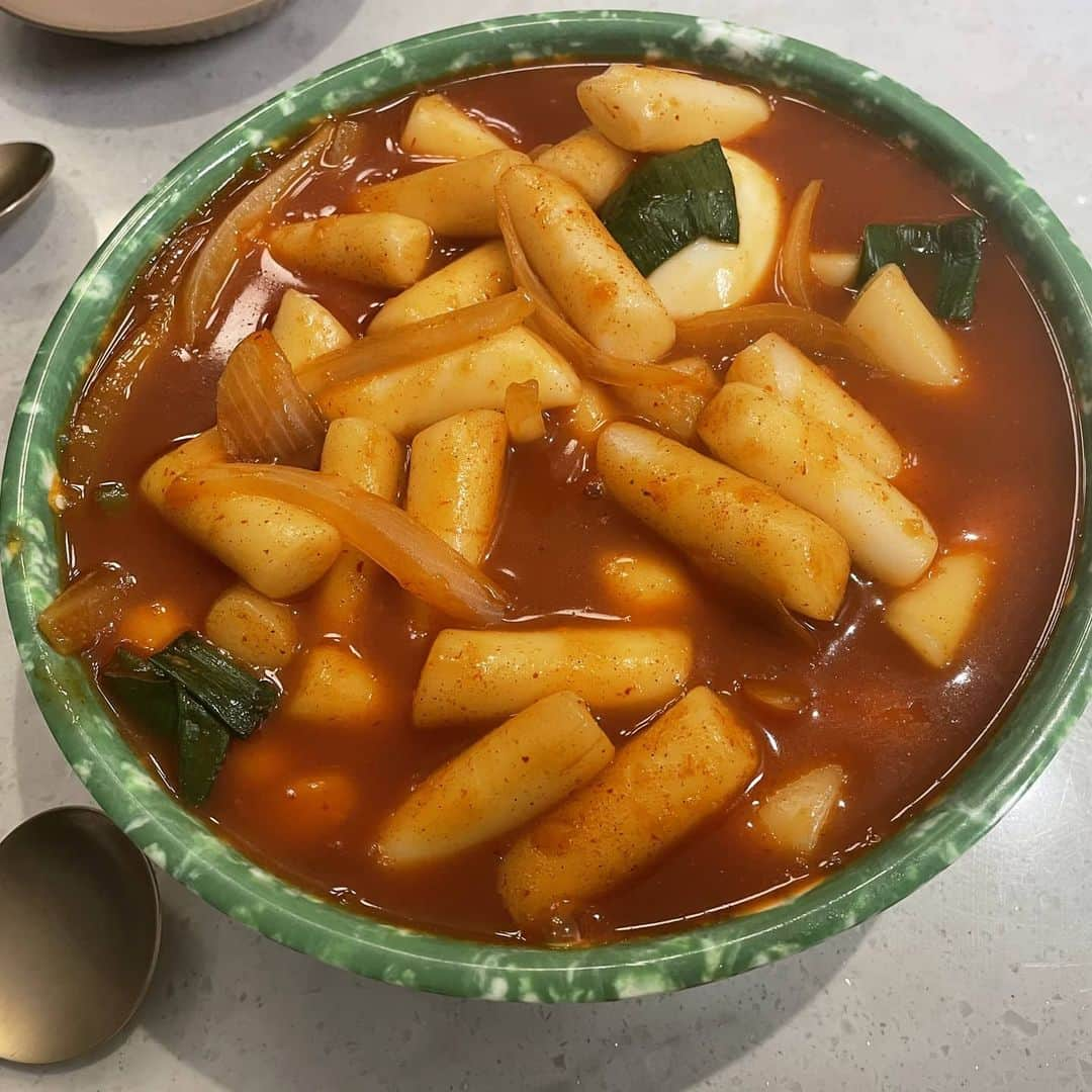 キム・スンヒョンさんのインスタグラム写真 - (キム・スンヒョンInstagram)「떡볶이 잘쓰는 작가 #장작가 #성산동맛집 장.떡.집!   ☆맛의 한수! 다시마육수 청양고추큐브」1月29日 19時46分 - ksh37