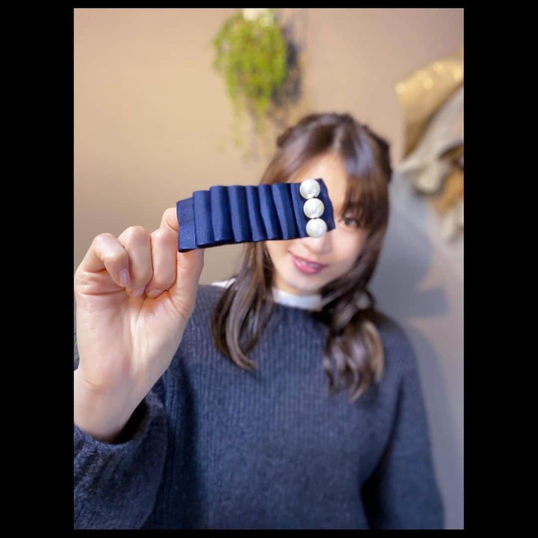 夕霧らいさんのインスタグラム写真 - (夕霧らいInstagram)「おうち時間を利用して、バレッタをハンドメイド✌️ コットンパールとネイビーカラーのリボンを使って🎀 ハーフアップの時に、簡単で使いやすい形に😊 2月にファンクラブリモートオンライン会考えておりますので、お知らせを楽しみにしていてください📲 . . #ハンドメイド作品 #barrette #バレッタハンドメイド  #コットンパール #ネイビーカラーアクセ #セーラームーン原画をバックに #accessory #手作り #簡単ヘアアレンジ  #お部屋のインテリア  #スワッグのある暮らし  #ニットコーデ  #日々に感謝です  #rairaiギャラリー #夕霧工房」1月29日 19時47分 - 88rairai88