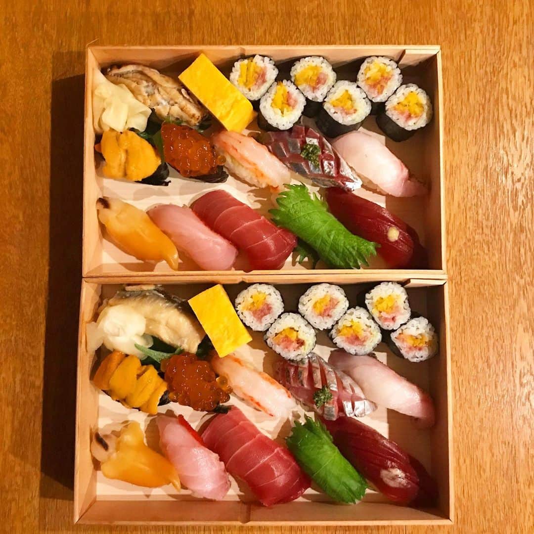 福田葉子のインスタグラム：「平日は　#吉祥寺テイクアウト　で乗り切る。小さな個人経営のおいしいお店がたくさんあるのが吉祥寺のいいところ。我が家の大好きなお寿司屋さん、三枡家がテイクアウトをはじめました。久しぶりのおまかせ握りに感涙…おいしい〜。 鰻屋さんの志乃ざきは焼きたて熱々の鰻重をデリバリーしてくれます。自粛期間中のたまの贅沢弁当です。いつも行ってるお店を応援したい気持ちも込めて。 #bento #dinner #togo #takeout #yummy #foodie #sushi #unagi #kichijoji #tokyo #stayhome #テイクアウト　#デリバリー　#お弁当　#三枡家 #吉祥寺　#鮨　#お寿司屋さん　#鰻屋さん　#志乃ざき　#鰻重　#おいしい　#おすすめ」
