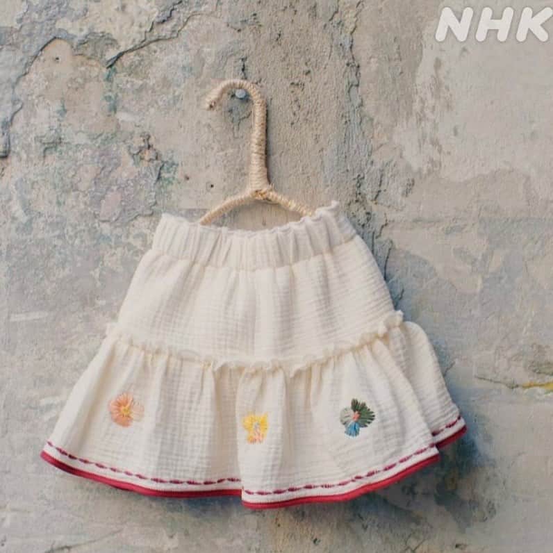 NHK「世界はほしいモノにあふれてる」さんのインスタグラム写真 - (NHK「世界はほしいモノにあふれてる」Instagram)「🧵愛情たっぷり！イタリアの手刺繍🇮🇹   ちょっと刺繍を入れるだけで 温かみが増す、手刺繍入りの子ども服。  風合いに味があって、 色を選ぶのも楽しい🍀  ひと刺しひと刺し出来上がっていく 達成感も嬉しい🪡  親子で映っている写真は、 母のアントネッラさんと 娘のフリーダさん。  シンプルな服も、 お母さんが、手刺繍をほどこした 付け襟を加えてあげたら こんなにカワイイ✨  一緒に糸の色を選んで、 模様も考えて・・・ そんな時間もいいですね。  とっても素敵な刺繍の物語。   大切なひとのために、 刺繍をしてみたくなります☺️  #nhk #せかほし #22時30分　 #鈴木亮平　#JUJU 　#神尾晋一郎 #世界はほしいモノにあふれてる #sekastagram  #イタリア　 #ミラノ　#世界遺産 #フランチャコルタ #モンテグラナーロ  #ファッション #子ども服　 #刺繍  #おうち時間　 #イタリア旅気分」1月29日 19時54分 - nhk_sekahoshi