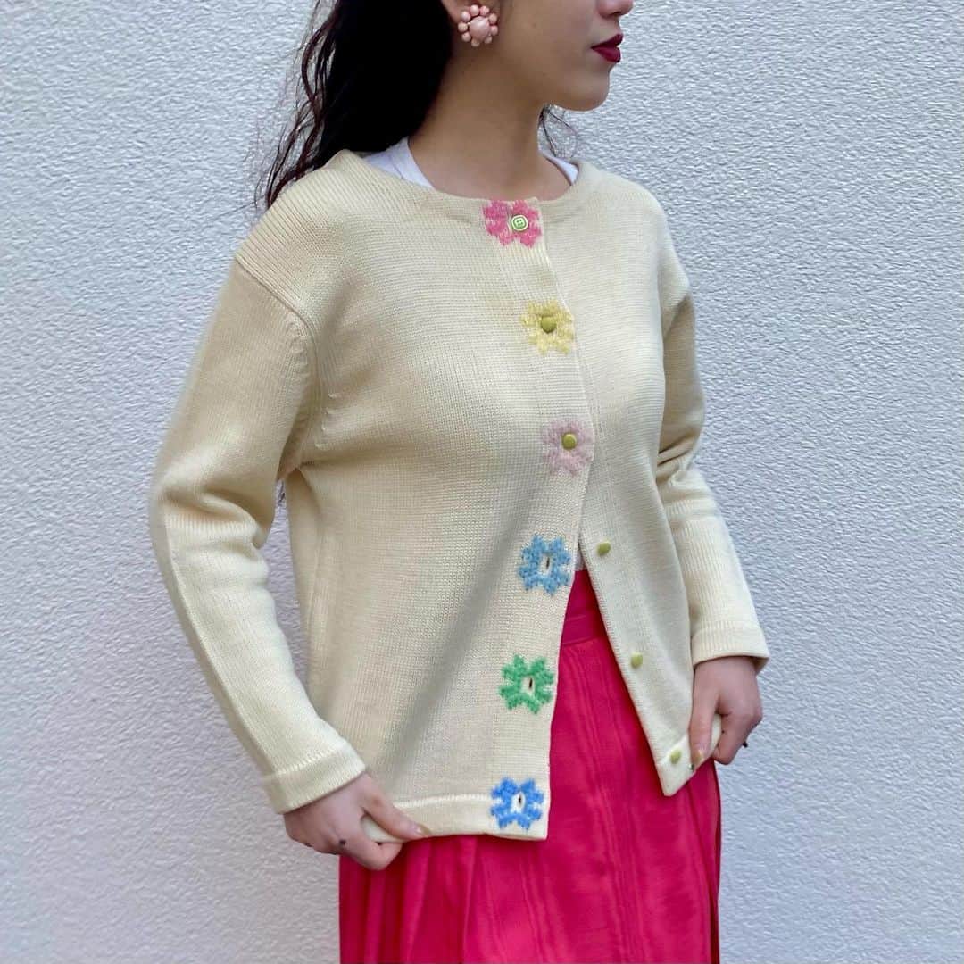 NUTTY Vintage&Collectibleのインスタグラム：「💐 Recommend Item 💐 ㅤㅤㅤㅤㅤㅤㅤㅤㅤㅤㅤㅤㅤ ☑︎vtg flower button design cardigan ㅤㅤㅤㅤㅤㅤㅤㅤㅤㅤㅤㅤㅤ ボタンを閉めることで完成する遊び心たっぷりのお花デザインが愛らしいカーディガン🌼 ㅤㅤㅤㅤㅤㅤㅤㅤㅤㅤㅤㅤㅤ このあと21時よりオンラインストアにて入荷致します＊   styling by @nutty_aiko   🛒SELECT BOUTIQUE ONLINE STOREにてお買い求めいただけます🛒  ---------------------------------------------------- 💐Formal Fair 2021💐1/18(mon)~ ☑︎ヴィンテージジュエリーALL10%OFF  🚌送料無料🚌1/15(fri)~ ☑︎VINTAGE ONLINE STORE ¥10000以上 ☑︎SELECT BOUTIQUE ONLINE STORE ¥5000以上 お買い上げで全国一律送料無料！ （※ONLINE STORE/その他通販全て対象） ----------------------------------------------------」