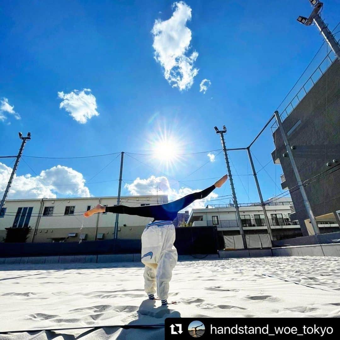 岡部紗季子さんのインスタグラム写真 - (岡部紗季子Instagram)「#Repost please follow me↓↓ 🏡@handstand_woe_tokyo . . . 365 + 🤸🏽‍♀️ #handstand #handstandsplit #gymnastics #逆立ち #倒立 #倒立女子 #体操 #🤸🏽‍♀️ . . . #逆立ち女子 アカウントがあるのご存知ですかー？ . 逆立ち女子アカウントでしか投稿してない🤸🏽‍♀️もあるので、 ぜひ @handstand_woe_tokyo フォローしてください😊🙏🏽」1月29日 19時56分 - sakiko_okabe516