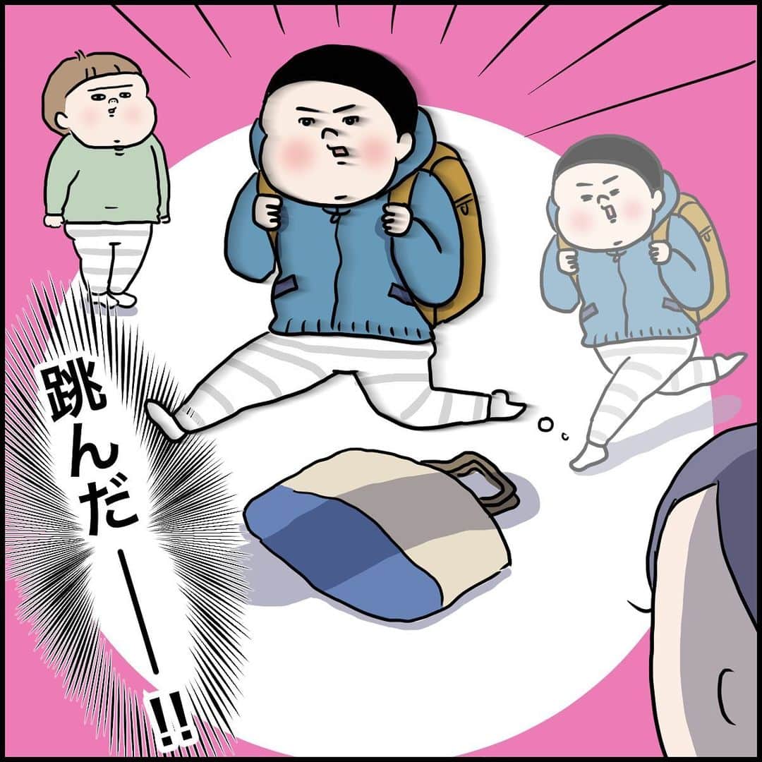 うえだしろこさんのインスタグラム写真 - (うえだしろこInstagram)「そのまま「いってきまーす！！」と家を出ていこうとしましたよね、はい。 ・ 跳ぶくらいだから認識はしてるでしょうに、なぜ跳んでしまうのか！笑 ・ 月曜日の持ち物、かなりの確率で忘れて出かけようとする。 ・ ・ ブログ更新してます⭐️ ・ 「自由って憧れるよね😇✨」 ・  ストーリーズからぜひみてね〜😍 ・ ・ #育児漫画 #育児日記 #育児絵日記 #コミックエッセイ #ライブドアインスタブロガー」1月29日 19時57分 - shiroko_u