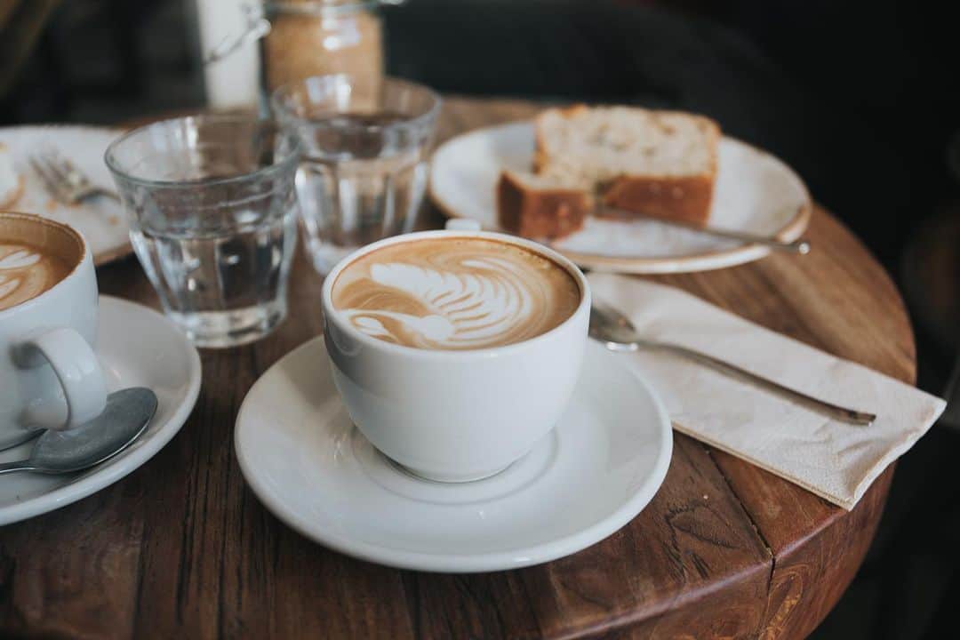 De'Longhi Sverigeのインスタグラム：「Ta chansen att öva på dina latte art-kunskaper till helgens fikastunder ☕️ Kan du göra figurer i ditt kaffe? 💙 #delonghi #seriousaboutcoffee #kaffekärlek #coffeelove」