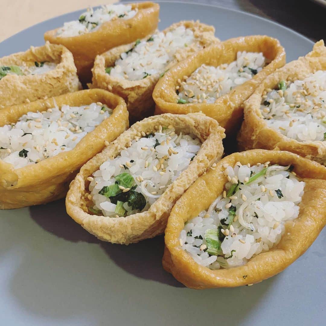 高橋まりなさんのインスタグラム写真 - (高橋まりなInstagram)「. 今日の夜ごはん◊*ﾟ 🦐生春巻き 🍚おいなりさん 🐟かじきフライ(カレー風味) . 生春巻きは大人は#スウィートチリソース で😋 私はパクチー大盛り♡ 子ども達はごまだれ。 生春巻きに全力を注いだので笑 あとはSL Creationsのアイテムで時短♩ @slcreations_official  . #野沢菜ちりめん を混ぜ込んだご飯を#徳用味付いなりの皮 で包みました♡ #フライパンかじき は少量の油で焼くだけ！ カレー風味が子ども達に人気でした👏🏻 . デザートは#豆大福 🥰 冷凍とは思えないモチモチの美味しさです♡ . まだまだお家時間が続きそうなので、SL Creationsのアイテムがストックしてあると安心する😌 化学的合成添加物を使用していないところも安心◊*ﾟ . . #slcreations#安心安全#冷凍食品#無添加#エスエルクリエーションズ#PR#おうち時間#簡単時短﻿#よく食べよく寝る3きょうだい#生春巻き#おいなりさん#かじきフライ#おうちごはん#3きょうだい」1月29日 19時58分 - marina._.takahashi