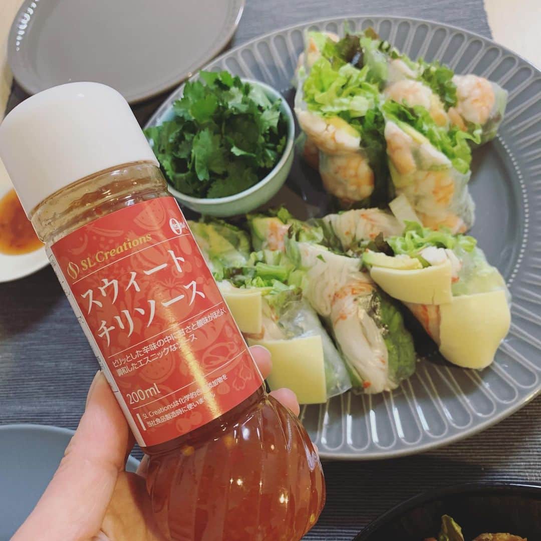 高橋まりなさんのインスタグラム写真 - (高橋まりなInstagram)「. 今日の夜ごはん◊*ﾟ 🦐生春巻き 🍚おいなりさん 🐟かじきフライ(カレー風味) . 生春巻きは大人は#スウィートチリソース で😋 私はパクチー大盛り♡ 子ども達はごまだれ。 生春巻きに全力を注いだので笑 あとはSL Creationsのアイテムで時短♩ @slcreations_official  . #野沢菜ちりめん を混ぜ込んだご飯を#徳用味付いなりの皮 で包みました♡ #フライパンかじき は少量の油で焼くだけ！ カレー風味が子ども達に人気でした👏🏻 . デザートは#豆大福 🥰 冷凍とは思えないモチモチの美味しさです♡ . まだまだお家時間が続きそうなので、SL Creationsのアイテムがストックしてあると安心する😌 化学的合成添加物を使用していないところも安心◊*ﾟ . . #slcreations#安心安全#冷凍食品#無添加#エスエルクリエーションズ#PR#おうち時間#簡単時短﻿#よく食べよく寝る3きょうだい#生春巻き#おいなりさん#かじきフライ#おうちごはん#3きょうだい」1月29日 19時58分 - marina._.takahashi