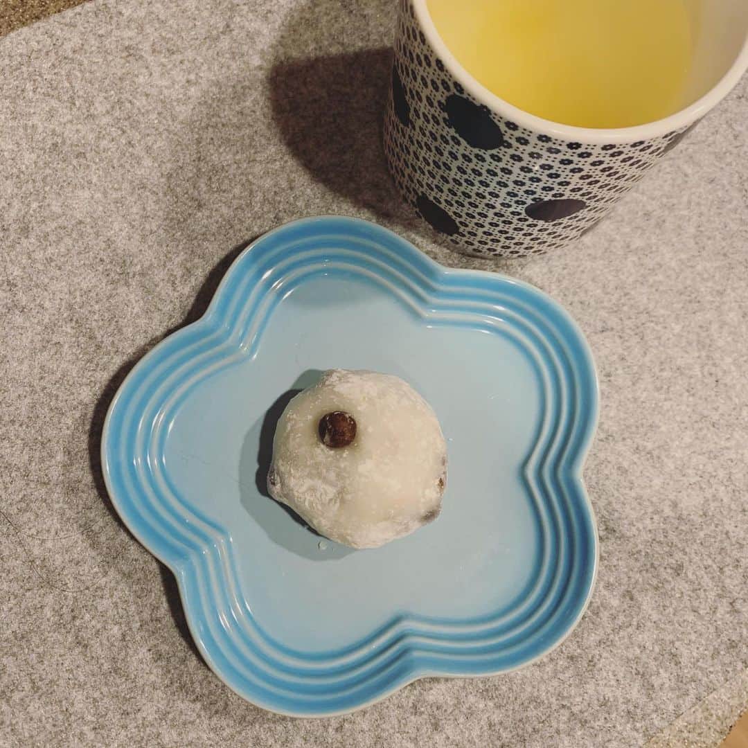 高橋まりなさんのインスタグラム写真 - (高橋まりなInstagram)「. 今日の夜ごはん◊*ﾟ 🦐生春巻き 🍚おいなりさん 🐟かじきフライ(カレー風味) . 生春巻きは大人は#スウィートチリソース で😋 私はパクチー大盛り♡ 子ども達はごまだれ。 生春巻きに全力を注いだので笑 あとはSL Creationsのアイテムで時短♩ @slcreations_official  . #野沢菜ちりめん を混ぜ込んだご飯を#徳用味付いなりの皮 で包みました♡ #フライパンかじき は少量の油で焼くだけ！ カレー風味が子ども達に人気でした👏🏻 . デザートは#豆大福 🥰 冷凍とは思えないモチモチの美味しさです♡ . まだまだお家時間が続きそうなので、SL Creationsのアイテムがストックしてあると安心する😌 化学的合成添加物を使用していないところも安心◊*ﾟ . . #slcreations#安心安全#冷凍食品#無添加#エスエルクリエーションズ#PR#おうち時間#簡単時短﻿#よく食べよく寝る3きょうだい#生春巻き#おいなりさん#かじきフライ#おうちごはん#3きょうだい」1月29日 19時58分 - marina._.takahashi