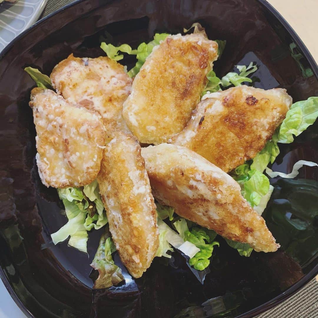 高橋まりなさんのインスタグラム写真 - (高橋まりなInstagram)「. 今日の夜ごはん◊*ﾟ 🦐生春巻き 🍚おいなりさん 🐟かじきフライ(カレー風味) . 生春巻きは大人は#スウィートチリソース で😋 私はパクチー大盛り♡ 子ども達はごまだれ。 生春巻きに全力を注いだので笑 あとはSL Creationsのアイテムで時短♩ @slcreations_official  . #野沢菜ちりめん を混ぜ込んだご飯を#徳用味付いなりの皮 で包みました♡ #フライパンかじき は少量の油で焼くだけ！ カレー風味が子ども達に人気でした👏🏻 . デザートは#豆大福 🥰 冷凍とは思えないモチモチの美味しさです♡ . まだまだお家時間が続きそうなので、SL Creationsのアイテムがストックしてあると安心する😌 化学的合成添加物を使用していないところも安心◊*ﾟ . . #slcreations#安心安全#冷凍食品#無添加#エスエルクリエーションズ#PR#おうち時間#簡単時短﻿#よく食べよく寝る3きょうだい#生春巻き#おいなりさん#かじきフライ#おうちごはん#3きょうだい」1月29日 19時58分 - marina._.takahashi