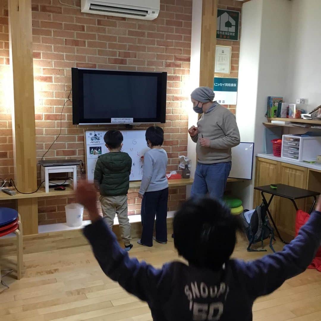 ユーロ英会話クラブさんのインスタグラム写真 - (ユーロ英会話クラブInstagram)「長久手は雪が降ってます❄️﻿ ﻿ 寒いですね⛄️﻿ ﻿ でも、キッズ達は「寒くないよ」って😉﻿ ﻿ 元気いっぱい❗️﻿ ﻿ ＝＝＝＝＝＝＝＝＝＝＝＝＝＝﻿ サチフル英会話クラブ﻿ http://sachifull.com/﻿ ☎0561-58-9450（代表） ﻿ 長久手本校 (長久手アピタ北側出口　徒歩1分)﻿ ●ベビークラス●キッズクラス●大人クラス﻿ 東浦校 (石浜駅　徒歩3分)﻿ ●キッズクラス●大人クラス﻿ ＝＝＝＝＝＝＝＝＝＝＝＝＝＝ ﻿ ﻿ #英語 #英会話 #英会話教室 #英会話スクール #キッズ英会話 #英語の勉強 #べびー #ベビー #子供 #子ども #キッズ #小学生 #中学生 #子連れ #子連れママ #ママ #初級 #超初級 #英会話初心者 #子供英会話 #海外旅行 #海外赴任 #留学 #instastudy #長久手 #東浦 #サチフル英会話クラブ #サチフル #winterschool #ウィンタースクール」1月29日 19時59分 - sachifull.english.club