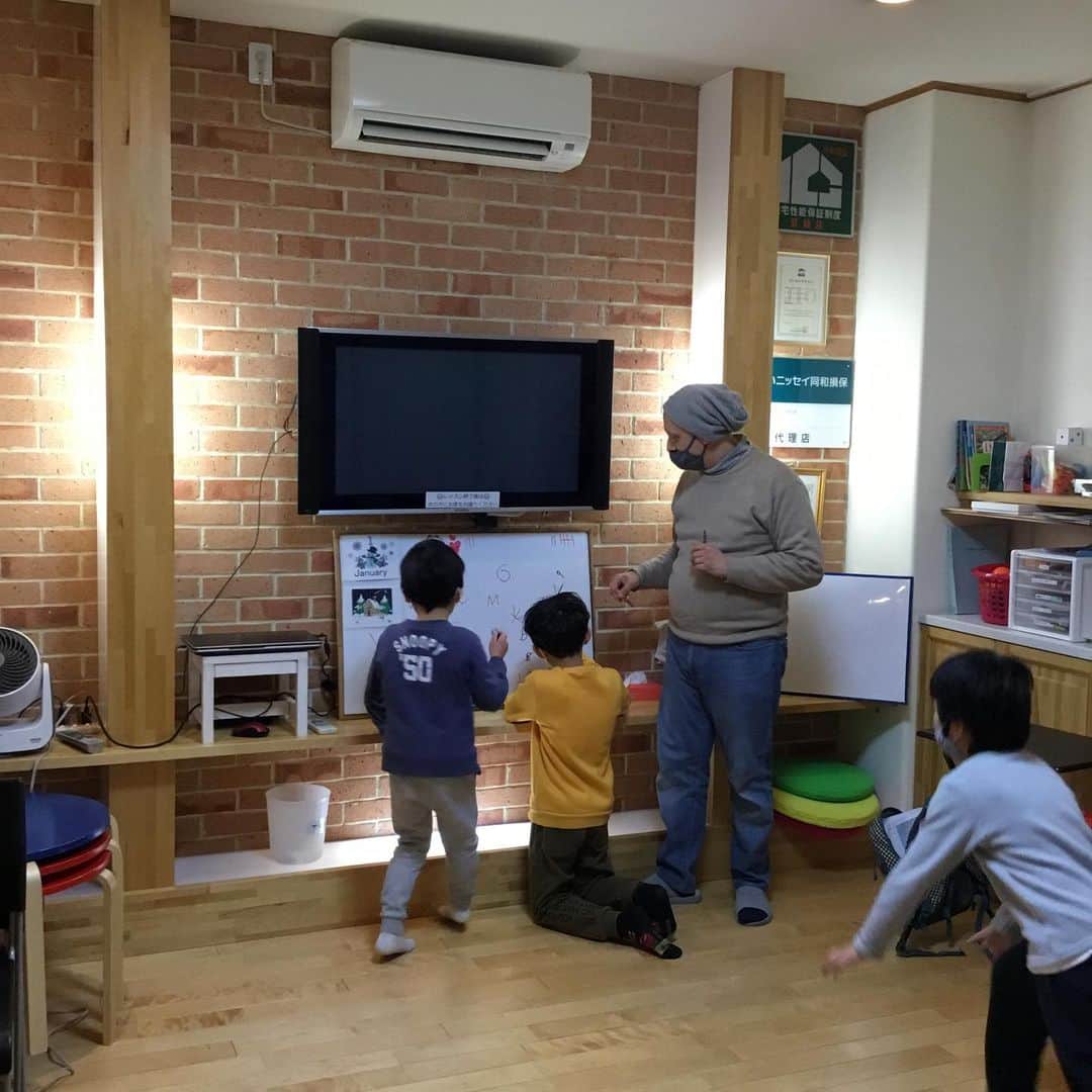 ユーロ英会話クラブさんのインスタグラム写真 - (ユーロ英会話クラブInstagram)「長久手は雪が降ってます❄️﻿ ﻿ 寒いですね⛄️﻿ ﻿ でも、キッズ達は「寒くないよ」って😉﻿ ﻿ 元気いっぱい❗️﻿ ﻿ ＝＝＝＝＝＝＝＝＝＝＝＝＝＝﻿ サチフル英会話クラブ﻿ http://sachifull.com/﻿ ☎0561-58-9450（代表） ﻿ 長久手本校 (長久手アピタ北側出口　徒歩1分)﻿ ●ベビークラス●キッズクラス●大人クラス﻿ 東浦校 (石浜駅　徒歩3分)﻿ ●キッズクラス●大人クラス﻿ ＝＝＝＝＝＝＝＝＝＝＝＝＝＝ ﻿ ﻿ #英語 #英会話 #英会話教室 #英会話スクール #キッズ英会話 #英語の勉強 #べびー #ベビー #子供 #子ども #キッズ #小学生 #中学生 #子連れ #子連れママ #ママ #初級 #超初級 #英会話初心者 #子供英会話 #海外旅行 #海外赴任 #留学 #instastudy #長久手 #東浦 #サチフル英会話クラブ #サチフル #winterschool #ウィンタースクール」1月29日 19時59分 - sachifull.english.club