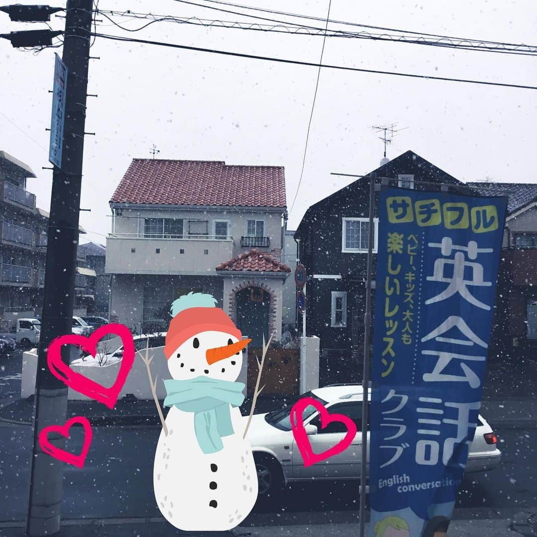 ユーロ英会話クラブのインスタグラム：「長久手は雪が降ってます❄️﻿ ﻿ 寒いですね⛄️﻿ ﻿ でも、キッズ達は「寒くないよ」って😉﻿ ﻿ 元気いっぱい❗️﻿ ﻿ ＝＝＝＝＝＝＝＝＝＝＝＝＝＝﻿ サチフル英会話クラブ﻿ http://sachifull.com/﻿ ☎0561-58-9450（代表） ﻿ 長久手本校 (長久手アピタ北側出口　徒歩1分)﻿ ●ベビークラス●キッズクラス●大人クラス﻿ 東浦校 (石浜駅　徒歩3分)﻿ ●キッズクラス●大人クラス﻿ ＝＝＝＝＝＝＝＝＝＝＝＝＝＝ ﻿ ﻿ #英語 #英会話 #英会話教室 #英会話スクール #キッズ英会話 #英語の勉強 #べびー #ベビー #子供 #子ども #キッズ #小学生 #中学生 #子連れ #子連れママ #ママ #初級 #超初級 #英会話初心者 #子供英会話 #海外旅行 #海外赴任 #留学 #instastudy #長久手 #東浦 #サチフル英会話クラブ #サチフル #winterschool #ウィンタースクール」