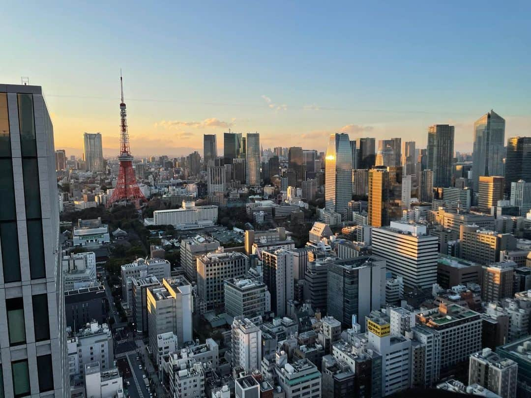 砂山圭大郎さんのインスタグラム写真 - (砂山圭大郎Instagram)「世界貿易センタービル展望台、シーサイドトップから。  お世話になった、この展望台の営業もあと2日で終わってしまう。  #世界貿易センタービル #ありがとう #浜松町 #tokyo #黄昏時 #東京タワー #tokyotower」1月29日 20時09分 - keitaro_sunayama