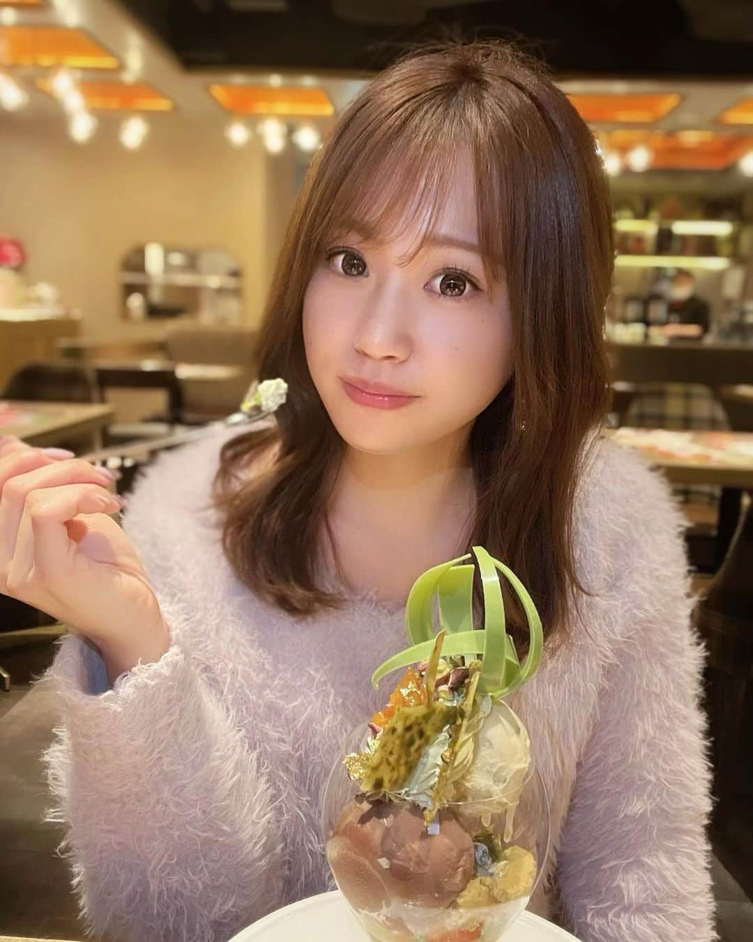 井上ほのかのインスタグラム：「. . . 食べて、食べて、食べて。  みなさん 今日のよるご飯は何ですかー！！📣    #いっぱい食べる君が好き #よるご飯 #パフェ巡り #パフェ部 #パフェ活 #銀座ランチ #銀座カフェ #日比谷カフェ #日比谷ミッドタウン #ミッドタウン #東京カフェ #東京カフェ部 #カフェスタグラム #グルメスタグラム #インスタ映えスイーツ #インスタ映えカフェ #スイーツ女子 #グルメ女子 #カフェ女子 #くびれミディ #ミディアムヘア  #韓国コスメ #ビジョビ #美女navi #彼女感 #彼氏目線 #東カレ倶楽部 #食いしん坊女子 @b_b_j.j  #グルメ好きな人と繋がりたい @bijo_navi  #美味しいもの好きな人と繋がりたい」