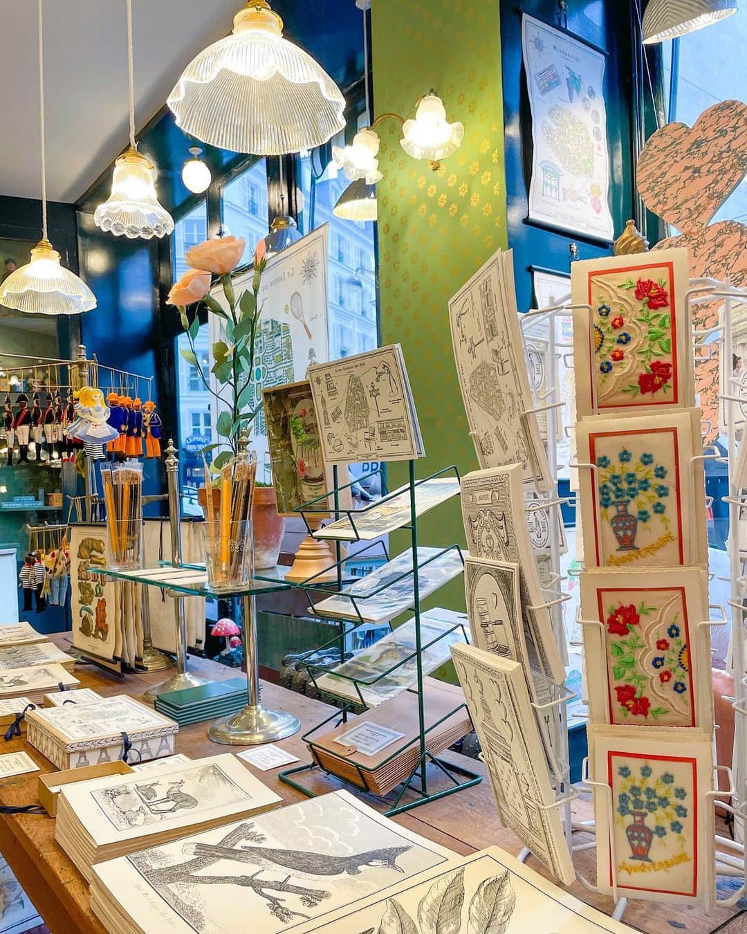 i_am_happpyさんのインスタグラム写真 - (i_am_happpyInstagram)「. . I met a nice shop🇫🇷 I want to introduce Paris to everyone.  . お気に入りのショップ @marinmontagut  イラストレーター&クリエイターの Marin montagutの世界観が詰まっていて 見ててワクワクが止まらない🌼 新商品も頻繁にでるみたい！ . パリで好きなエリア、おすすめのお店 たくさんあるから紹介したい🥺💕 . #paris#marinmontagut #パリ散歩#パリ生活」1月29日 20時09分 - i_am_happpy