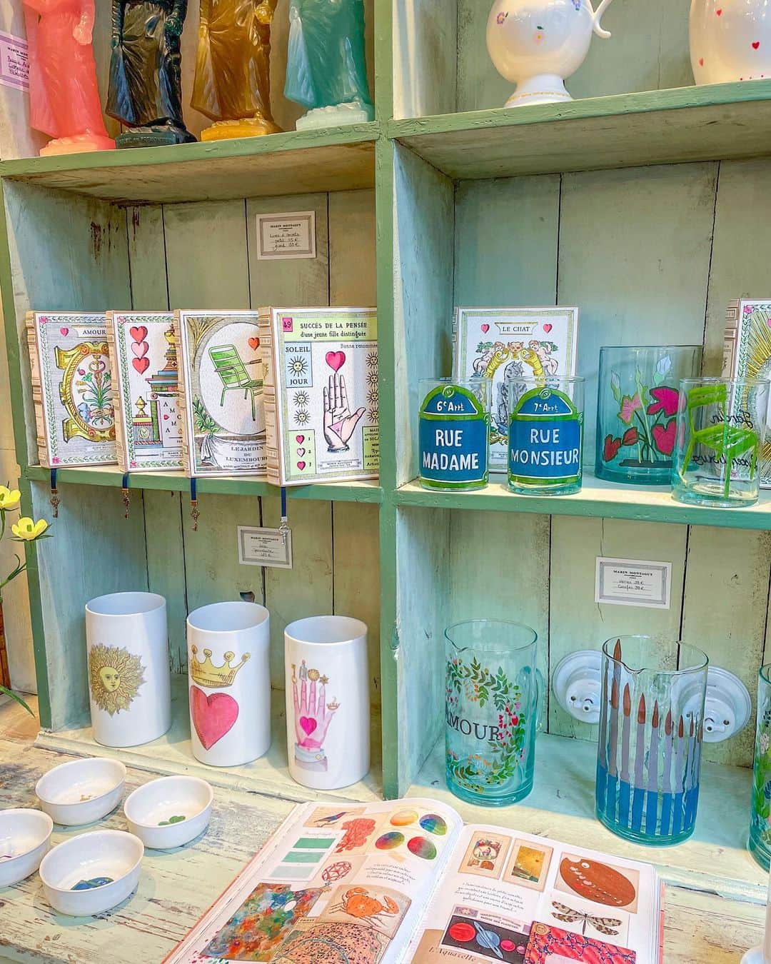 i_am_happpyさんのインスタグラム写真 - (i_am_happpyInstagram)「. . I met a nice shop🇫🇷 I want to introduce Paris to everyone.  . お気に入りのショップ @marinmontagut  イラストレーター&クリエイターの Marin montagutの世界観が詰まっていて 見ててワクワクが止まらない🌼 新商品も頻繁にでるみたい！ . パリで好きなエリア、おすすめのお店 たくさんあるから紹介したい🥺💕 . #paris#marinmontagut #パリ散歩#パリ生活」1月29日 20時09分 - i_am_happpy