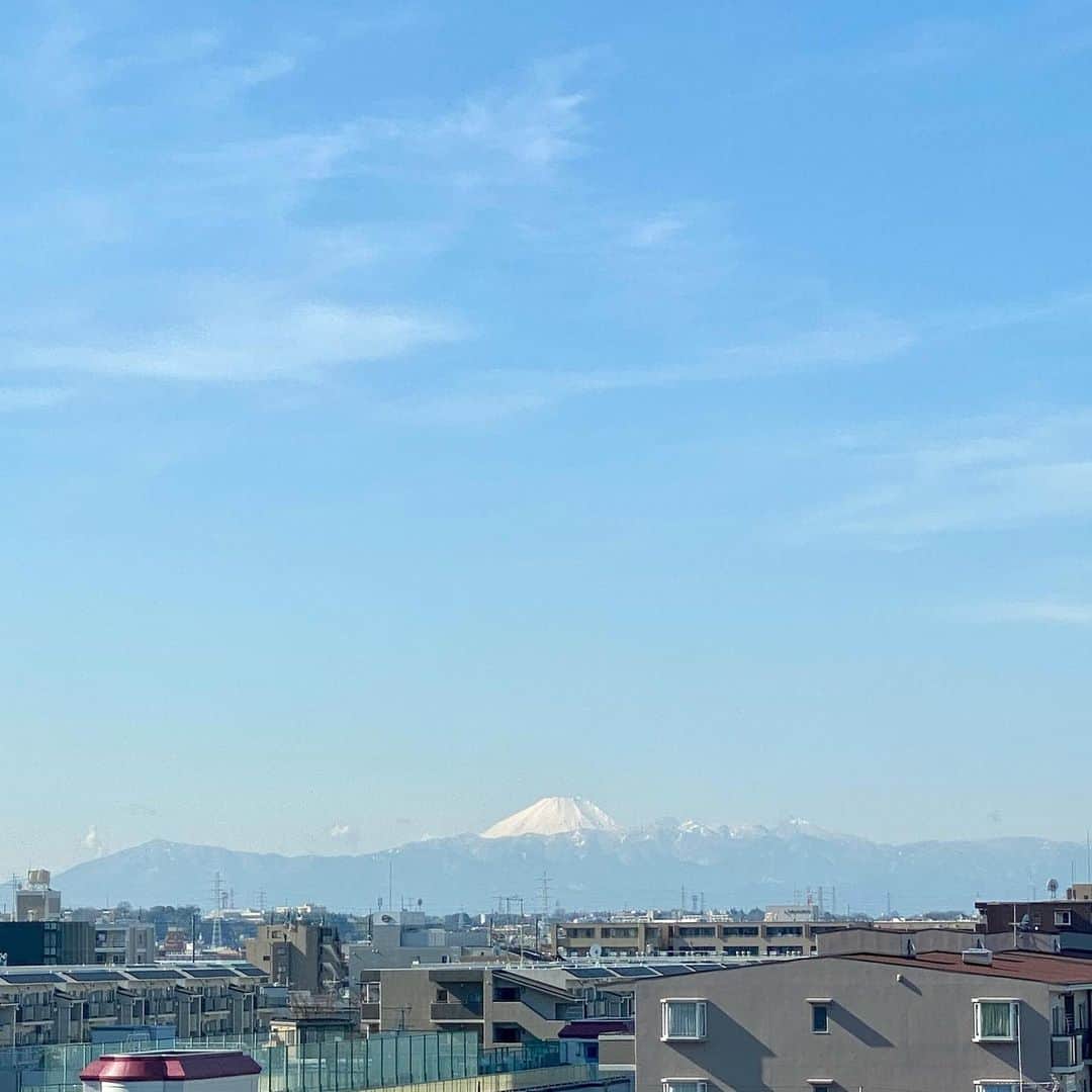 朝倉真弓さんのインスタグラム写真 - (朝倉真弓Instagram)「✨重湯が美味い😋✨﻿ ﻿ 実は今、入院中です。﻿  ﻿ 先週金曜の夜、﻿ 内臓がひっくり返るかのような下腹部痛﻿ ＆嘔吐＆下痢が続き、﻿ 土曜朝には下血＆ちょっと失神……﻿  ﻿ 驚いた夫が救急車を呼び﻿ 病院に運ばれました。﻿  ﻿ 水曜日の内視鏡検査まで5日間、﻿ 点滴のみの絶飲食が続き、﻿ やっと木曜の昼から﻿ 重湯を食べられるようになりました。﻿  ﻿  ﻿ ﻿ 内視鏡検査を経て分かった病名は﻿ 虚血性大腸炎とのこと。﻿ ﻿ 主に60歳以上に発症﻿ って書かれてるサイトがありますが、﻿  ﻿ ……まだ、私、﻿ ギリギリ40代なんですけれど(>_<)﻿  ﻿ ﻿ まあ、高齢者だけでなく、﻿ 便秘がちな人とか、﻿ ストレス過多な人もなりやすいとか。﻿  ﻿ ともかく、ガンなどの﻿ 重篤な病気でなくてホッとしています。﻿ ﻿ ﻿ ﻿ これから時間をかけて﻿ 少しずつ通常食に戻っていきます。﻿  ﻿ 退院は、来週前半の予定です。﻿  ﻿ ﻿  ﻿ 食事を食べられなかった5日間は、﻿ ビックリするぐらい力が出なくて﻿ 気力もわきませんでした。﻿  ﻿ でも、口からモノを入れたら、﻿ とたんに力がわいてきました。﻿  ﻿ ﻿ 「食べる」「飲む」﻿  ﻿ ﻿ この基本的な営みこそが﻿ 人間の元気の源なんだなと実感しています。﻿ ﻿ ﻿ 1枚目）病院から見えた﻿ 丹沢山系の山々と富士山。﻿ ﻿ 2枚目）絶飲食後、﻿ 初めて口にして美味しく感じた﻿ 重湯とホットミルクとほうじ茶。﻿ ﻿ ﻿ 今日は三分粥まで格上げしました。﻿ 明日のご飯は、何かな？﻿ ﻿ ———・———・———・———・———﻿ 朝倉のﾌﾟﾛﾌｨｰﾙはｺﾁﾗ→@mayumi_asakura﻿ ———・———・———・———・———﻿ ﻿ #入院﻿ #虚血性腸炎﻿ ﻿ ………………………………………………………… ﻿ プロフィール欄より、朝倉真弓の﻿ パーソナルサイトに飛べます。﻿ ﻿ サイトの無料会員登録、﻿ 引き続き募集中！﻿ ﻿ 限定動画などをお送りしております！﻿ …………………………………………………………﻿ ﻿ #グレイヘア #グレーヘア #グレイヘアモデル  #ヘアモデル #白髪 #白髪染めやめた #若白髪 #grayhair #grayhairstyle #greyhair #アラフィフ女子 #40代 #アラフィフ #自分を好きになる #コンプレックス解消 #講師 #講演家 #朝倉真弓 #ファッション #アラフィフファッション #アラフィフメイク #エイジレス #アラフィフコーデ #美容師 #ヘアメイク #ヘアサロン #シルバーヘア」1月29日 20時02分 - mayumi_asakura