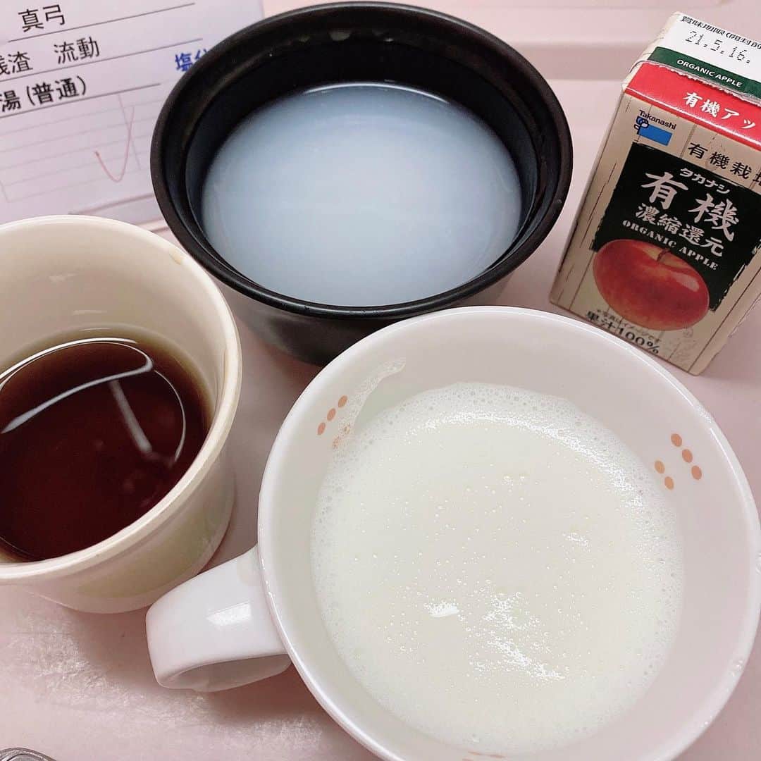 朝倉真弓さんのインスタグラム写真 - (朝倉真弓Instagram)「✨重湯が美味い😋✨﻿ ﻿ 実は今、入院中です。﻿  ﻿ 先週金曜の夜、﻿ 内臓がひっくり返るかのような下腹部痛﻿ ＆嘔吐＆下痢が続き、﻿ 土曜朝には下血＆ちょっと失神……﻿  ﻿ 驚いた夫が救急車を呼び﻿ 病院に運ばれました。﻿  ﻿ 水曜日の内視鏡検査まで5日間、﻿ 点滴のみの絶飲食が続き、﻿ やっと木曜の昼から﻿ 重湯を食べられるようになりました。﻿  ﻿  ﻿ ﻿ 内視鏡検査を経て分かった病名は﻿ 虚血性大腸炎とのこと。﻿ ﻿ 主に60歳以上に発症﻿ って書かれてるサイトがありますが、﻿  ﻿ ……まだ、私、﻿ ギリギリ40代なんですけれど(>_<)﻿  ﻿ ﻿ まあ、高齢者だけでなく、﻿ 便秘がちな人とか、﻿ ストレス過多な人もなりやすいとか。﻿  ﻿ ともかく、ガンなどの﻿ 重篤な病気でなくてホッとしています。﻿ ﻿ ﻿ ﻿ これから時間をかけて﻿ 少しずつ通常食に戻っていきます。﻿  ﻿ 退院は、来週前半の予定です。﻿  ﻿ ﻿  ﻿ 食事を食べられなかった5日間は、﻿ ビックリするぐらい力が出なくて﻿ 気力もわきませんでした。﻿  ﻿ でも、口からモノを入れたら、﻿ とたんに力がわいてきました。﻿  ﻿ ﻿ 「食べる」「飲む」﻿  ﻿ ﻿ この基本的な営みこそが﻿ 人間の元気の源なんだなと実感しています。﻿ ﻿ ﻿ 1枚目）病院から見えた﻿ 丹沢山系の山々と富士山。﻿ ﻿ 2枚目）絶飲食後、﻿ 初めて口にして美味しく感じた﻿ 重湯とホットミルクとほうじ茶。﻿ ﻿ ﻿ 今日は三分粥まで格上げしました。﻿ 明日のご飯は、何かな？﻿ ﻿ ———・———・———・———・———﻿ 朝倉のﾌﾟﾛﾌｨｰﾙはｺﾁﾗ→@mayumi_asakura﻿ ———・———・———・———・———﻿ ﻿ #入院﻿ #虚血性腸炎﻿ ﻿ ………………………………………………………… ﻿ プロフィール欄より、朝倉真弓の﻿ パーソナルサイトに飛べます。﻿ ﻿ サイトの無料会員登録、﻿ 引き続き募集中！﻿ ﻿ 限定動画などをお送りしております！﻿ …………………………………………………………﻿ ﻿ #グレイヘア #グレーヘア #グレイヘアモデル  #ヘアモデル #白髪 #白髪染めやめた #若白髪 #grayhair #grayhairstyle #greyhair #アラフィフ女子 #40代 #アラフィフ #自分を好きになる #コンプレックス解消 #講師 #講演家 #朝倉真弓 #ファッション #アラフィフファッション #アラフィフメイク #エイジレス #アラフィフコーデ #美容師 #ヘアメイク #ヘアサロン #シルバーヘア」1月29日 20時02分 - mayumi_asakura