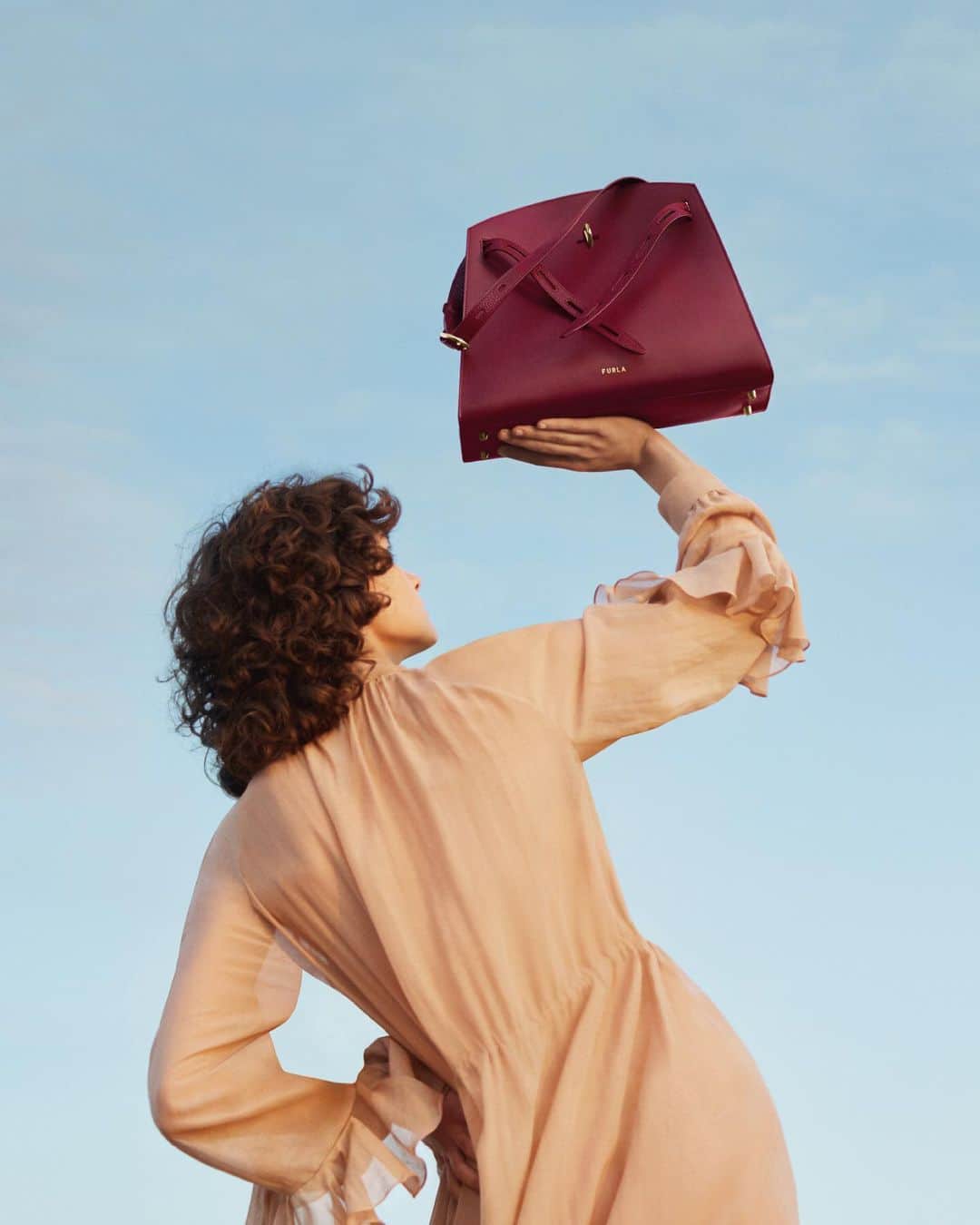 フルラのインスタグラム：「Free your personal style, wear the Furla Margherita like nobody’s watching.  #thefurlasociety #funfurla #furlafeeling #newcollection #furla #accessories #fashion」