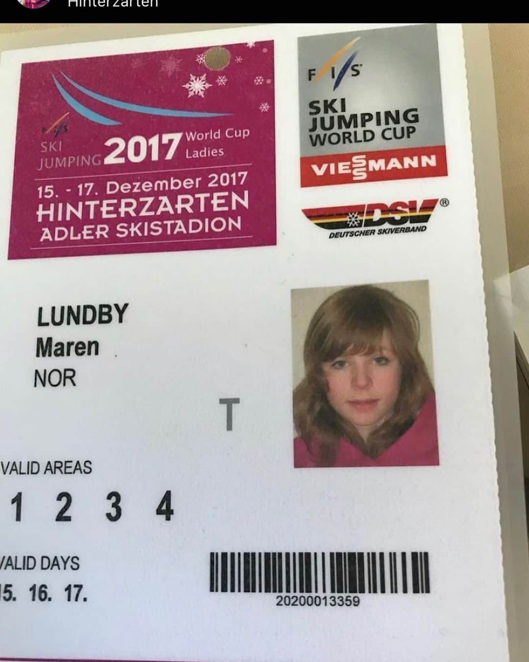 マーレン・ルンビのインスタグラム：「Titisee-Neustadt. Helgen starter bra når arrangøren spør etter nytt akkrediteringsbilde. Og ikke bildet fra Jr.VM i 2010. Vi tar likevel et tilbakeblikk 😊」