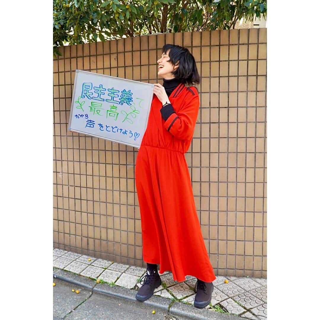 小野りりあんさんのインスタグラム写真 - (小野りりあんInstagram)「「市民運動」and「民主主義」﻿ 最高❣️﻿ ﻿ アメリカの話だけど﻿ 私が受けた﻿ インスピレーションの話をきいてほしい﻿ (めちゃ長いけど…笑) ﻿ 去年ずっと追っていた身として どうしても言いたいことがある﻿ ﻿ バイデン政権がはじまって ２週目に入った﻿ ﻿ 今わたしは﻿ 社会を変えるのは 絶対的に「市民運動」が大切なんだと﻿ 「民主主義」が大切なんだと﻿ めちゃ実感してる﻿ ﻿ このアメリカ大統領選挙は決して バイデンが素晴らしかったから﻿ バイデンになった訳ではない﻿  今までの政治のあり方では﻿ ダメだと 行動を起こした﻿ 「一人一人」が素晴らしんだと﻿ つくづく感じる﻿ たくさんの人の努力で ここまできたのだなと﻿ ﻿ バイデンは 元々気候変動に関しても﻿ 人権についても 他の民主党大統領候補の人たちほど 積極的ではなかった﻿  でもこの過去４年間、﻿ アメリカでの市民運動はすごく増えていた﻿ ﻿ 市民が政治に声をあげる筋トレを着々とこなしてきた﻿  特に昨年のBlack Lives Matterの動きは﻿ 世界中に広がるほど目を見張るものであったし﻿ 長年様々な人権﻿ (気候危機、ジェンダー﻿ 人種、労働者、セクシュアリティetc…）﻿ のための市民運動をしてきた人たちが﻿ しっかりと声を上げ、﻿ その声が増すように行動したため﻿ ﻿ 民主党代表になった時点で﻿ バイデンは﻿ しっかりその声をきかざる追えない状況になり 「民主主義を守る」という共通ゴールを掲げ 中立派やリベラル派なども協力した結果﻿ 新大統領になった  では、本当に彼が言っていた 多様なアイデンティティが反映される政権人選されたのだろうか？﻿ 気候危機に本気で取り組みはじめたか？﻿ 答えはYES﻿ ﻿ 閣僚は、25人中 12人が女性（過去最多）﻿ 14人が有色人種 と 人種の多様性も ほぼアメリカの人種別人口のバランスを反映させたものになった﻿ ﻿ 　政権移行チームによれば、 ホワイトハウスのスタッフ１００人中、 女性が６１％を占め ５４％は非白人 １１％は性的少数者（ＬＧＢＴＱ）で 約２０％が外国生まれの米国籍取得者。 アジア・太平洋系の占める比率は、 米国の全人口に占める比率の２倍という  言葉だけではなく 国民の様々な人々の声がしっかりと 反映される体制を整えたバイデン政権  メンツが揃ったからといって 大々的に社会構造改善されるかは﻿ まだわからない。だけれども  就任初日から署名した大統領令は  ■新型コロナウイルス ・「100日間マスクチャレンジ」 ・世界保健機関（WHO）脱退撤回 ・コロナ対策で連邦政府の連携を再構築 ﻿ ■経済救済策 ・立ち退き・差し押さえの猶予期間延長 ・学生ローンの返済猶予期間を9月30日まで延長 ﻿ ■気候・環境対策 ・地球温暖化対策の国際的な枠組み「パリ協定」に復帰 ・「キーストーンXLパイプライン」の建設許可の撤回 アラスカ州・北極圏国立野生生物保護区の石油・ガス鉱区リース権売却一時停止 ・化石燃料系の会社に勤めていた人たちが 他の職業に移行をスムーズにできるようサポート体制を整え始めた ﻿ ■人権 ・人種間の平等を促進する取り組みに着手 ・市民権を持たない住民を米国勢調査から除外するトランプ氏の計画を撤回 ・性自認や性的指向に基づく差別の予防・撤廃 ﻿ ■規制 ・トランプ政権が退陣間際に発した規制関連の大統領令を見直す大統領覚書を発出 ﻿ ■倫理 ・政府に対する国民の信頼の回復と維持（行政府被任命者の倫理誓約） (c)AFPBB News﻿ ﻿ と結構予告通りの姿勢をみせている﻿  私は、今回のアメリカの選挙を通して﻿ 「人々の力」で政治が変わったという事実に﻿ 希望を感じた﻿ ﻿ 庶民から有名人﻿ 企業、NGO団体、﻿ 沢山のアーティスト、各メディア﻿ 研究者たち、政治家、﻿ パワフルな若者たちなど…﻿ 様々なグループの人が 行動したことで﻿ 事実に基づく情報と公平性大切にする 社会に歩き始めることができた  特に就任式で 22歳の詩人　@amandascgorman の詩（スピーチ）で  「黒人の若い女の子も 将来自分が大統領になることを 夢見れる時代になったと」  話した姿は 世界の希望の塊でしかなかった👩🏾‍🦱✨✨✨✨﻿ ﻿ アメリカにできて﻿ 日本にいる私たちにできない訳ない﻿ ﻿ 日本に住んでる 私たちは本当恵まれている 「民主主義」があるから 変えていくのはそんなに大変じゃないはず﻿ ﻿ まずは、「私から」 そしたらすぐ 「私たちから」 に変わっていくから その「私たち」の力は どんどん広がっていくから﻿ ﻿ 社会問題山ほどある その中でも「気候危機」は 唯一、時間制限がある だから無視しないでね でも 気候危機の二次被害は 色んな人権問題につながっているの  だからすでに人権問題に関心をもってる﻿ 人たちとも繋がって連携していこう 気候変動は人権問題だよ  あなたは、何から変えていく？﻿ ﻿ 🤎 金曜の古着アクション @green.tea.official で　@chiharu.toronto が発案﻿ ﻿ #oootd  #オールドファッションフライデー」1月29日 20時10分 - _lillianono_