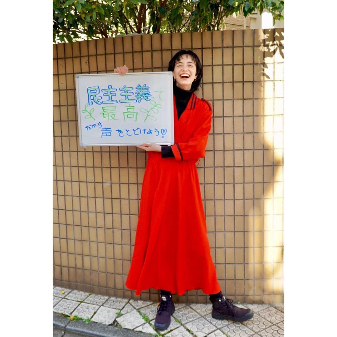 小野りりあんさんのインスタグラム写真 - (小野りりあんInstagram)「「市民運動」and「民主主義」﻿ 最高❣️﻿ ﻿ アメリカの話だけど﻿ 私が受けた﻿ インスピレーションの話をきいてほしい﻿ (めちゃ長いけど…笑) ﻿ 去年ずっと追っていた身として どうしても言いたいことがある﻿ ﻿ バイデン政権がはじまって ２週目に入った﻿ ﻿ 今わたしは﻿ 社会を変えるのは 絶対的に「市民運動」が大切なんだと﻿ 「民主主義」が大切なんだと﻿ めちゃ実感してる﻿ ﻿ このアメリカ大統領選挙は決して バイデンが素晴らしかったから﻿ バイデンになった訳ではない﻿  今までの政治のあり方では﻿ ダメだと 行動を起こした﻿ 「一人一人」が素晴らしんだと﻿ つくづく感じる﻿ たくさんの人の努力で ここまできたのだなと﻿ ﻿ バイデンは 元々気候変動に関しても﻿ 人権についても 他の民主党大統領候補の人たちほど 積極的ではなかった﻿  でもこの過去４年間、﻿ アメリカでの市民運動はすごく増えていた﻿ ﻿ 市民が政治に声をあげる筋トレを着々とこなしてきた﻿  特に昨年のBlack Lives Matterの動きは﻿ 世界中に広がるほど目を見張るものであったし﻿ 長年様々な人権﻿ (気候危機、ジェンダー﻿ 人種、労働者、セクシュアリティetc…）﻿ のための市民運動をしてきた人たちが﻿ しっかりと声を上げ、﻿ その声が増すように行動したため﻿ ﻿ 民主党代表になった時点で﻿ バイデンは﻿ しっかりその声をきかざる追えない状況になり 「民主主義を守る」という共通ゴールを掲げ 中立派やリベラル派なども協力した結果﻿ 新大統領になった  では、本当に彼が言っていた 多様なアイデンティティが反映される政権人選されたのだろうか？﻿ 気候危機に本気で取り組みはじめたか？﻿ 答えはYES﻿ ﻿ 閣僚は、25人中 12人が女性（過去最多）﻿ 14人が有色人種 と 人種の多様性も ほぼアメリカの人種別人口のバランスを反映させたものになった﻿ ﻿ 　政権移行チームによれば、 ホワイトハウスのスタッフ１００人中、 女性が６１％を占め ５４％は非白人 １１％は性的少数者（ＬＧＢＴＱ）で 約２０％が外国生まれの米国籍取得者。 アジア・太平洋系の占める比率は、 米国の全人口に占める比率の２倍という  言葉だけではなく 国民の様々な人々の声がしっかりと 反映される体制を整えたバイデン政権  メンツが揃ったからといって 大々的に社会構造改善されるかは﻿ まだわからない。だけれども  就任初日から署名した大統領令は  ■新型コロナウイルス ・「100日間マスクチャレンジ」 ・世界保健機関（WHO）脱退撤回 ・コロナ対策で連邦政府の連携を再構築 ﻿ ■経済救済策 ・立ち退き・差し押さえの猶予期間延長 ・学生ローンの返済猶予期間を9月30日まで延長 ﻿ ■気候・環境対策 ・地球温暖化対策の国際的な枠組み「パリ協定」に復帰 ・「キーストーンXLパイプライン」の建設許可の撤回 アラスカ州・北極圏国立野生生物保護区の石油・ガス鉱区リース権売却一時停止 ・化石燃料系の会社に勤めていた人たちが 他の職業に移行をスムーズにできるようサポート体制を整え始めた ﻿ ■人権 ・人種間の平等を促進する取り組みに着手 ・市民権を持たない住民を米国勢調査から除外するトランプ氏の計画を撤回 ・性自認や性的指向に基づく差別の予防・撤廃 ﻿ ■規制 ・トランプ政権が退陣間際に発した規制関連の大統領令を見直す大統領覚書を発出 ﻿ ■倫理 ・政府に対する国民の信頼の回復と維持（行政府被任命者の倫理誓約） (c)AFPBB News﻿ ﻿ と結構予告通りの姿勢をみせている﻿  私は、今回のアメリカの選挙を通して﻿ 「人々の力」で政治が変わったという事実に﻿ 希望を感じた﻿ ﻿ 庶民から有名人﻿ 企業、NGO団体、﻿ 沢山のアーティスト、各メディア﻿ 研究者たち、政治家、﻿ パワフルな若者たちなど…﻿ 様々なグループの人が 行動したことで﻿ 事実に基づく情報と公平性大切にする 社会に歩き始めることができた  特に就任式で 22歳の詩人　@amandascgorman の詩（スピーチ）で  「黒人の若い女の子も 将来自分が大統領になることを 夢見れる時代になったと」  話した姿は 世界の希望の塊でしかなかった👩🏾‍🦱✨✨✨✨﻿ ﻿ アメリカにできて﻿ 日本にいる私たちにできない訳ない﻿ ﻿ 日本に住んでる 私たちは本当恵まれている 「民主主義」があるから 変えていくのはそんなに大変じゃないはず﻿ ﻿ まずは、「私から」 そしたらすぐ 「私たちから」 に変わっていくから その「私たち」の力は どんどん広がっていくから﻿ ﻿ 社会問題山ほどある その中でも「気候危機」は 唯一、時間制限がある だから無視しないでね でも 気候危機の二次被害は 色んな人権問題につながっているの  だからすでに人権問題に関心をもってる﻿ 人たちとも繋がって連携していこう 気候変動は人権問題だよ  あなたは、何から変えていく？﻿ ﻿ 🤎 金曜の古着アクション @green.tea.official で　@chiharu.toronto が発案﻿ ﻿ #oootd  #オールドファッションフライデー」1月29日 20時10分 - _lillianono_