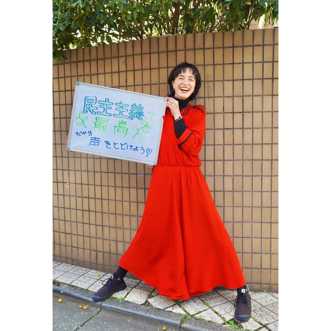 小野りりあんさんのインスタグラム写真 - (小野りりあんInstagram)「「市民運動」and「民主主義」﻿ 最高❣️﻿ ﻿ アメリカの話だけど﻿ 私が受けた﻿ インスピレーションの話をきいてほしい﻿ (めちゃ長いけど…笑) ﻿ 去年ずっと追っていた身として どうしても言いたいことがある﻿ ﻿ バイデン政権がはじまって ２週目に入った﻿ ﻿ 今わたしは﻿ 社会を変えるのは 絶対的に「市民運動」が大切なんだと﻿ 「民主主義」が大切なんだと﻿ めちゃ実感してる﻿ ﻿ このアメリカ大統領選挙は決して バイデンが素晴らしかったから﻿ バイデンになった訳ではない﻿  今までの政治のあり方では﻿ ダメだと 行動を起こした﻿ 「一人一人」が素晴らしんだと﻿ つくづく感じる﻿ たくさんの人の努力で ここまできたのだなと﻿ ﻿ バイデンは 元々気候変動に関しても﻿ 人権についても 他の民主党大統領候補の人たちほど 積極的ではなかった﻿  でもこの過去４年間、﻿ アメリカでの市民運動はすごく増えていた﻿ ﻿ 市民が政治に声をあげる筋トレを着々とこなしてきた﻿  特に昨年のBlack Lives Matterの動きは﻿ 世界中に広がるほど目を見張るものであったし﻿ 長年様々な人権﻿ (気候危機、ジェンダー﻿ 人種、労働者、セクシュアリティetc…）﻿ のための市民運動をしてきた人たちが﻿ しっかりと声を上げ、﻿ その声が増すように行動したため﻿ ﻿ 民主党代表になった時点で﻿ バイデンは﻿ しっかりその声をきかざる追えない状況になり 「民主主義を守る」という共通ゴールを掲げ 中立派やリベラル派なども協力した結果﻿ 新大統領になった  では、本当に彼が言っていた 多様なアイデンティティが反映される政権人選されたのだろうか？﻿ 気候危機に本気で取り組みはじめたか？﻿ 答えはYES﻿ ﻿ 閣僚は、25人中 12人が女性（過去最多）﻿ 14人が有色人種 と 人種の多様性も ほぼアメリカの人種別人口のバランスを反映させたものになった﻿ ﻿ 　政権移行チームによれば、 ホワイトハウスのスタッフ１００人中、 女性が６１％を占め ５４％は非白人 １１％は性的少数者（ＬＧＢＴＱ）で 約２０％が外国生まれの米国籍取得者。 アジア・太平洋系の占める比率は、 米国の全人口に占める比率の２倍という  言葉だけではなく 国民の様々な人々の声がしっかりと 反映される体制を整えたバイデン政権  メンツが揃ったからといって 大々的に社会構造改善されるかは﻿ まだわからない。だけれども  就任初日から署名した大統領令は  ■新型コロナウイルス ・「100日間マスクチャレンジ」 ・世界保健機関（WHO）脱退撤回 ・コロナ対策で連邦政府の連携を再構築 ﻿ ■経済救済策 ・立ち退き・差し押さえの猶予期間延長 ・学生ローンの返済猶予期間を9月30日まで延長 ﻿ ■気候・環境対策 ・地球温暖化対策の国際的な枠組み「パリ協定」に復帰 ・「キーストーンXLパイプライン」の建設許可の撤回 アラスカ州・北極圏国立野生生物保護区の石油・ガス鉱区リース権売却一時停止 ・化石燃料系の会社に勤めていた人たちが 他の職業に移行をスムーズにできるようサポート体制を整え始めた ﻿ ■人権 ・人種間の平等を促進する取り組みに着手 ・市民権を持たない住民を米国勢調査から除外するトランプ氏の計画を撤回 ・性自認や性的指向に基づく差別の予防・撤廃 ﻿ ■規制 ・トランプ政権が退陣間際に発した規制関連の大統領令を見直す大統領覚書を発出 ﻿ ■倫理 ・政府に対する国民の信頼の回復と維持（行政府被任命者の倫理誓約） (c)AFPBB News﻿ ﻿ と結構予告通りの姿勢をみせている﻿  私は、今回のアメリカの選挙を通して﻿ 「人々の力」で政治が変わったという事実に﻿ 希望を感じた﻿ ﻿ 庶民から有名人﻿ 企業、NGO団体、﻿ 沢山のアーティスト、各メディア﻿ 研究者たち、政治家、﻿ パワフルな若者たちなど…﻿ 様々なグループの人が 行動したことで﻿ 事実に基づく情報と公平性大切にする 社会に歩き始めることができた  特に就任式で 22歳の詩人　@amandascgorman の詩（スピーチ）で  「黒人の若い女の子も 将来自分が大統領になることを 夢見れる時代になったと」  話した姿は 世界の希望の塊でしかなかった👩🏾‍🦱✨✨✨✨﻿ ﻿ アメリカにできて﻿ 日本にいる私たちにできない訳ない﻿ ﻿ 日本に住んでる 私たちは本当恵まれている 「民主主義」があるから 変えていくのはそんなに大変じゃないはず﻿ ﻿ まずは、「私から」 そしたらすぐ 「私たちから」 に変わっていくから その「私たち」の力は どんどん広がっていくから﻿ ﻿ 社会問題山ほどある その中でも「気候危機」は 唯一、時間制限がある だから無視しないでね でも 気候危機の二次被害は 色んな人権問題につながっているの  だからすでに人権問題に関心をもってる﻿ 人たちとも繋がって連携していこう 気候変動は人権問題だよ  あなたは、何から変えていく？﻿ ﻿ 🤎 金曜の古着アクション @green.tea.official で　@chiharu.toronto が発案﻿ ﻿ #oootd  #オールドファッションフライデー」1月29日 20時10分 - _lillianono_